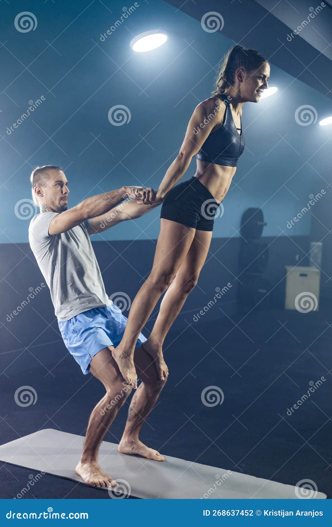 Mujer Y Hombre En Ropa Deportiva Haciendo Yoga Acrobático En El Gimnasio  Foto de archivo - Imagen de botella, lifestyle: 268637452