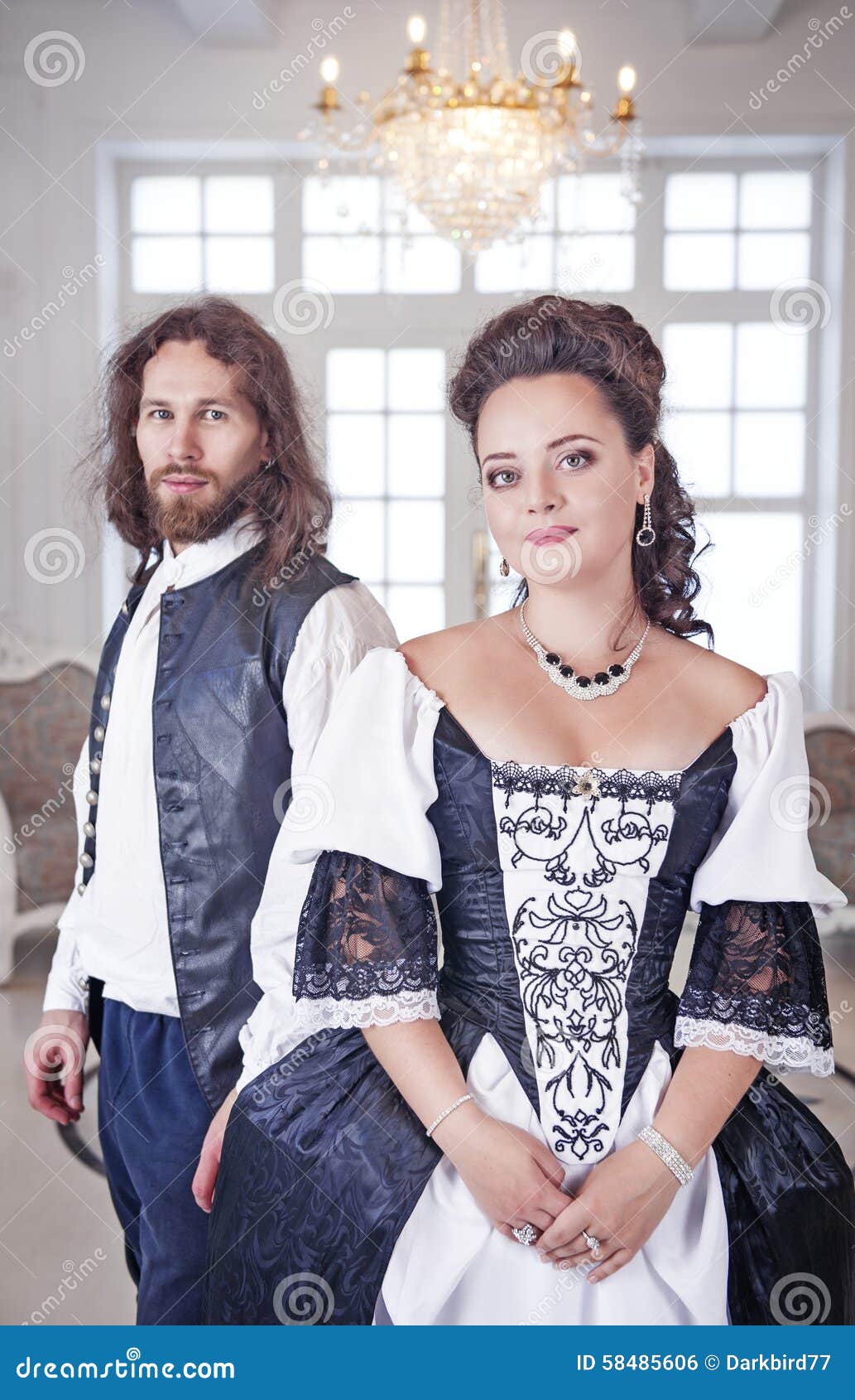 Mujer Y Hombre Hermosos De Los Pares En Ropa Medieval Imagen de archivo -  Imagen de elegante, ropas: 114053897