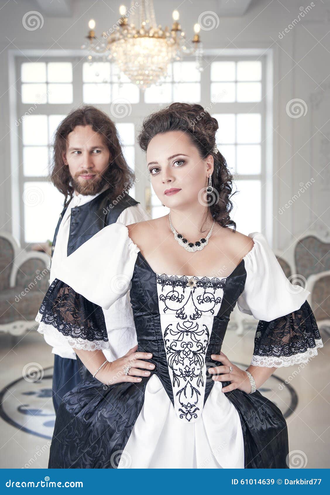 Mujer Y Hombre Hermosos De Los Pares En Ropa Medieval Imagen de archivo -  Imagen de medieval, princesa: 61014639