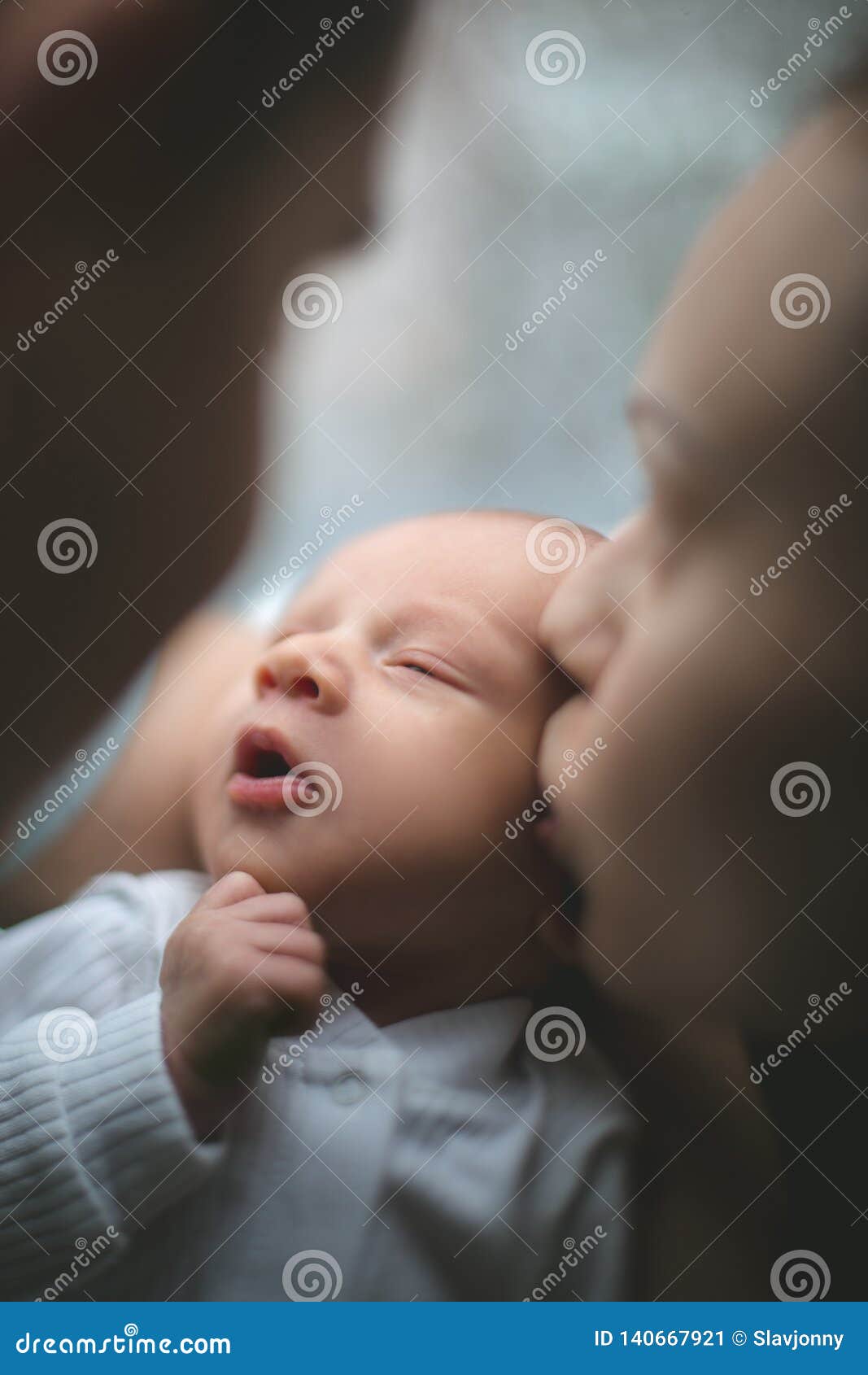 Mujer Y Hombre Que Llevan A Cabo Encendido Las Manos Un Recien Nacido Mama Papa Y Bebe Sirva De Madre A Besar A Su Hijo Vida Fam Imagen De Archivo Imagen Mujer Y Hombre Que Llevan A Cabo Encendido Las Manos Un Recien Nacido Mama Papa Y Bebe Sirva De Madre A Besar A Su Hijo Vida Fam Imagen De Archivo Imagen