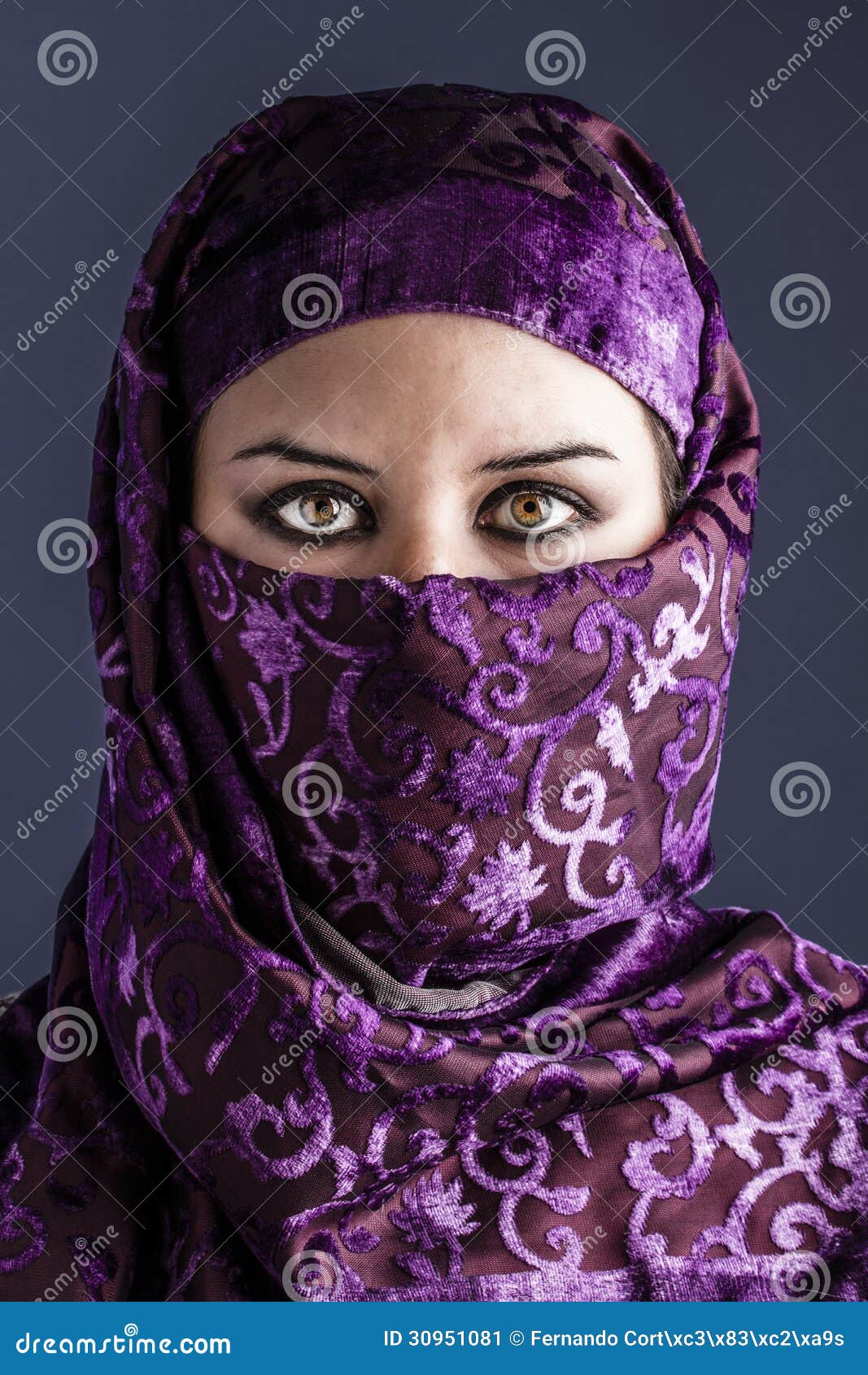 Marcha atrás crear De tormenta Mujeres árabes Con Velo Tradicional, Ojos Intensos, Belleza Mística Imagen  de archivo - Imagen de primer, musulmanes: 30951081