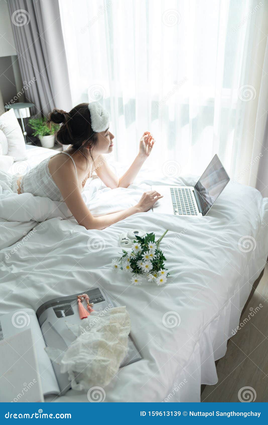 Fotos de mujeres acostadas