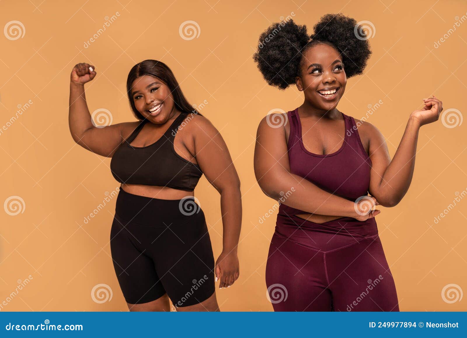 Mujeres Activas De Más De Dos Tallas Después De Entrenarse Con Ropa  Deportiva De Moda Posando Juntas Sonriendo. Concepto De Estilo Foto de  archivo - Imagen de activo, hermanas: 249977894