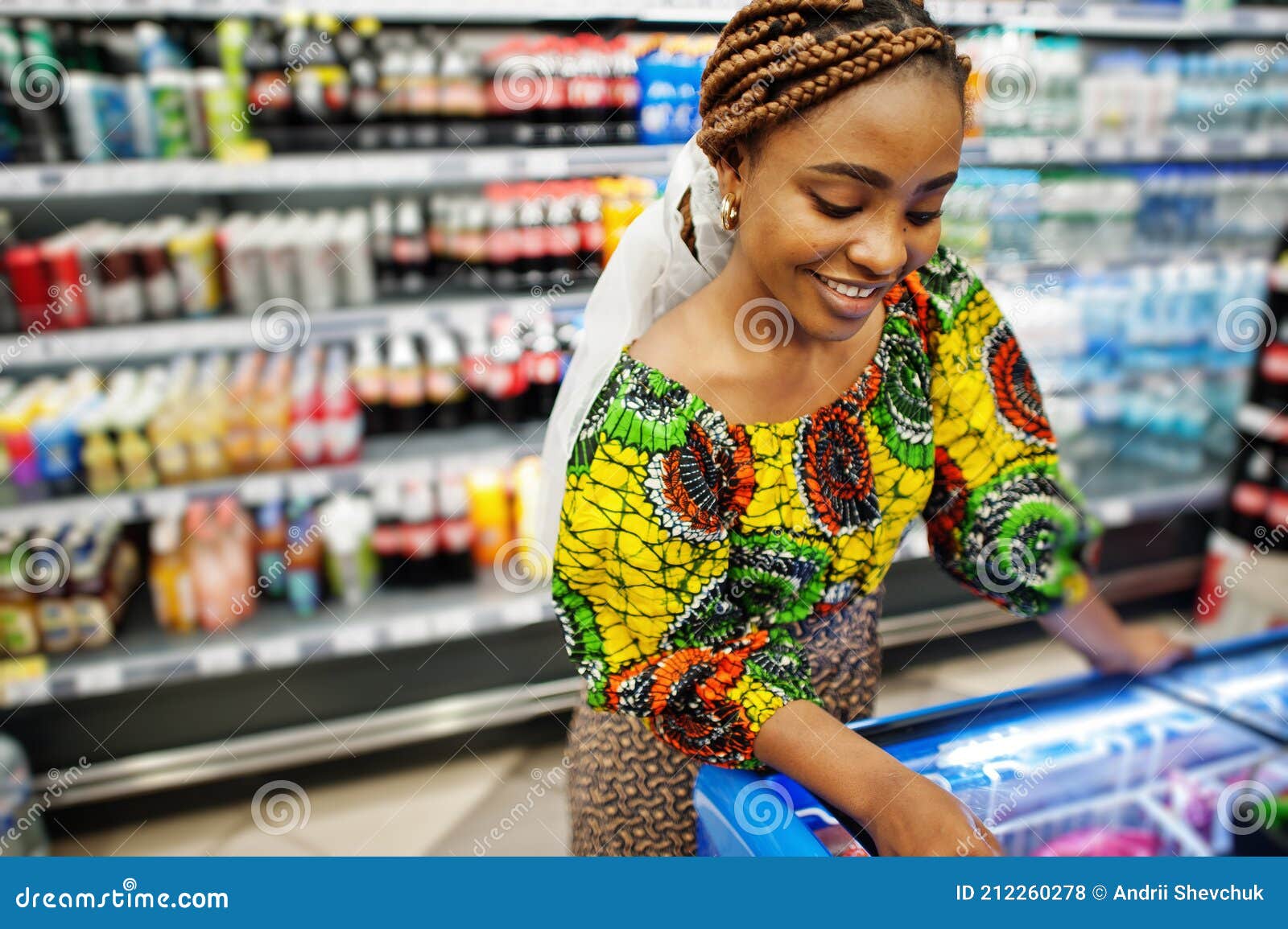 Mujeres Afro Negro Disfraz Comprar Alimentos En El Mercado Foto de archivo  - Imagen de pelado, sonrisa: 212260278