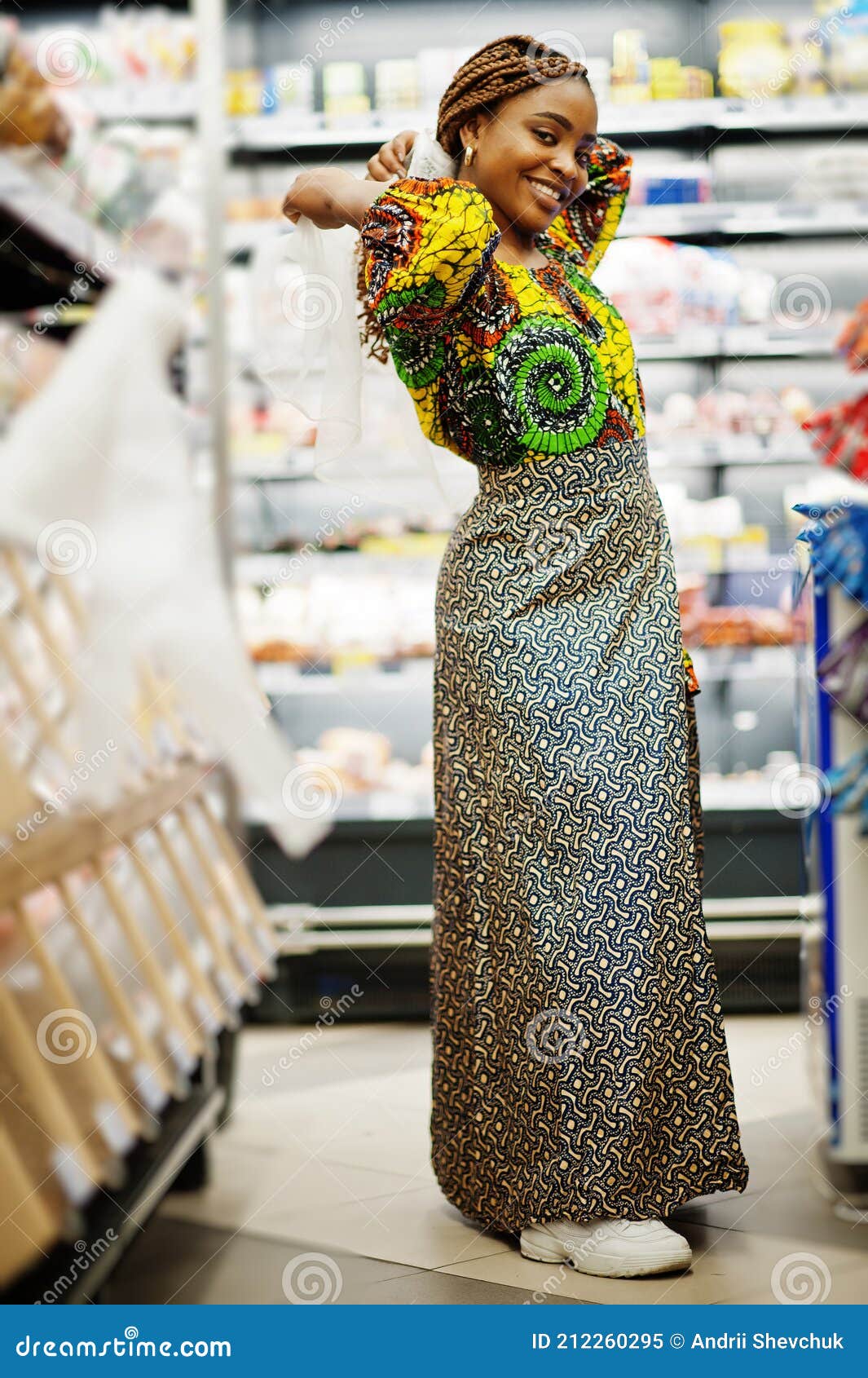 Mujeres Afro Negro Disfraz Comprar Alimentos En El Mercado Imagen de  archivo - Imagen de consumidor, venta: 212260295