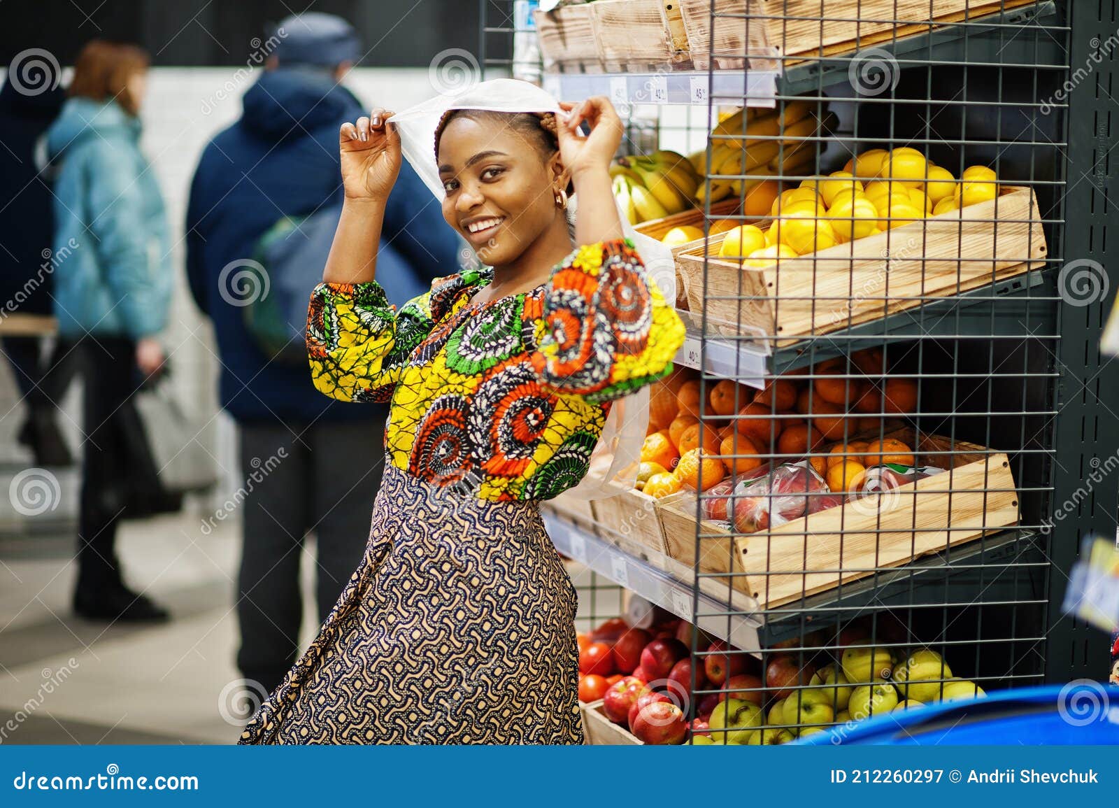 Mujeres Afro Negro Disfraz Comprar Alimentos En El Mercado Imagen de  archivo - Imagen de productos, alimento: 212260297