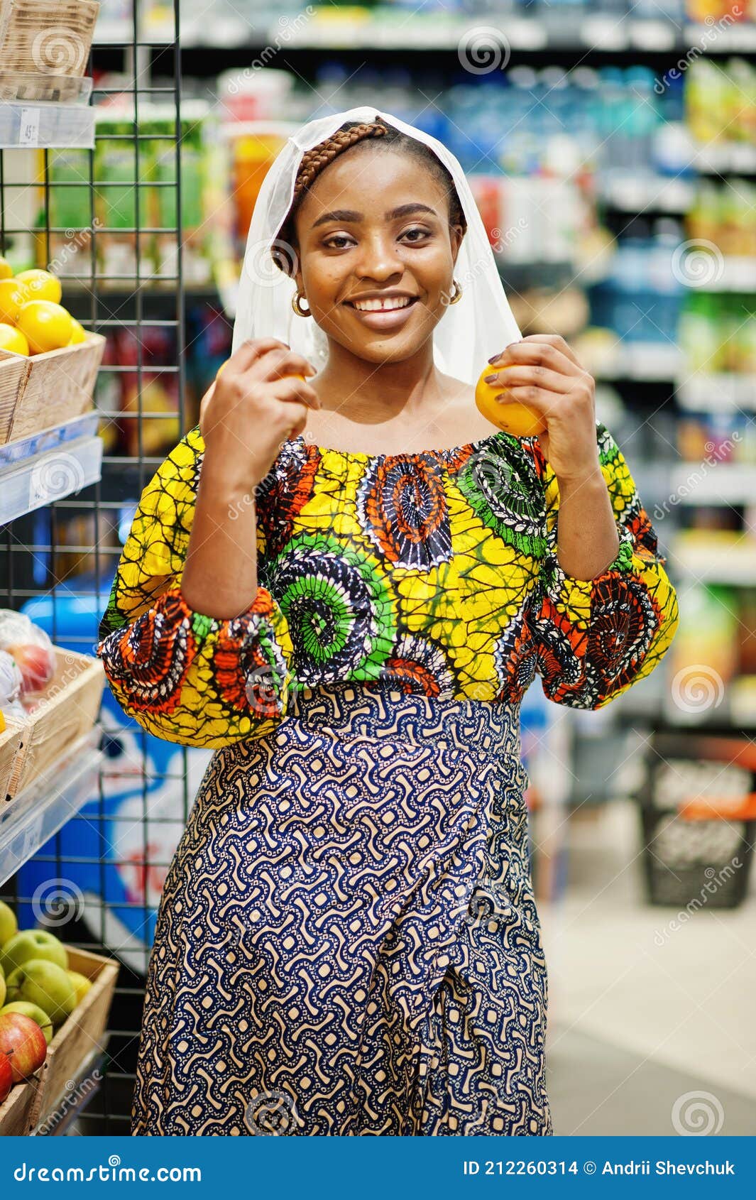 Mujeres Afro Negro Disfraz Comprar Alimentos En El Mercado Foto de archivo  - Imagen de elegir, feliz: 212260314