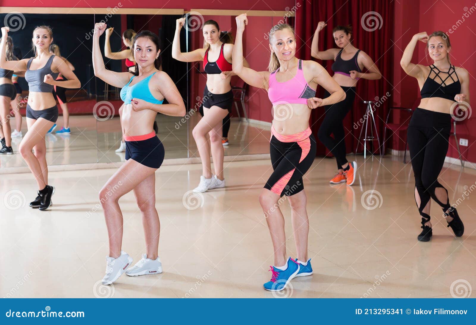 Mujeres en ropa deportiva en la clase de baile zumba