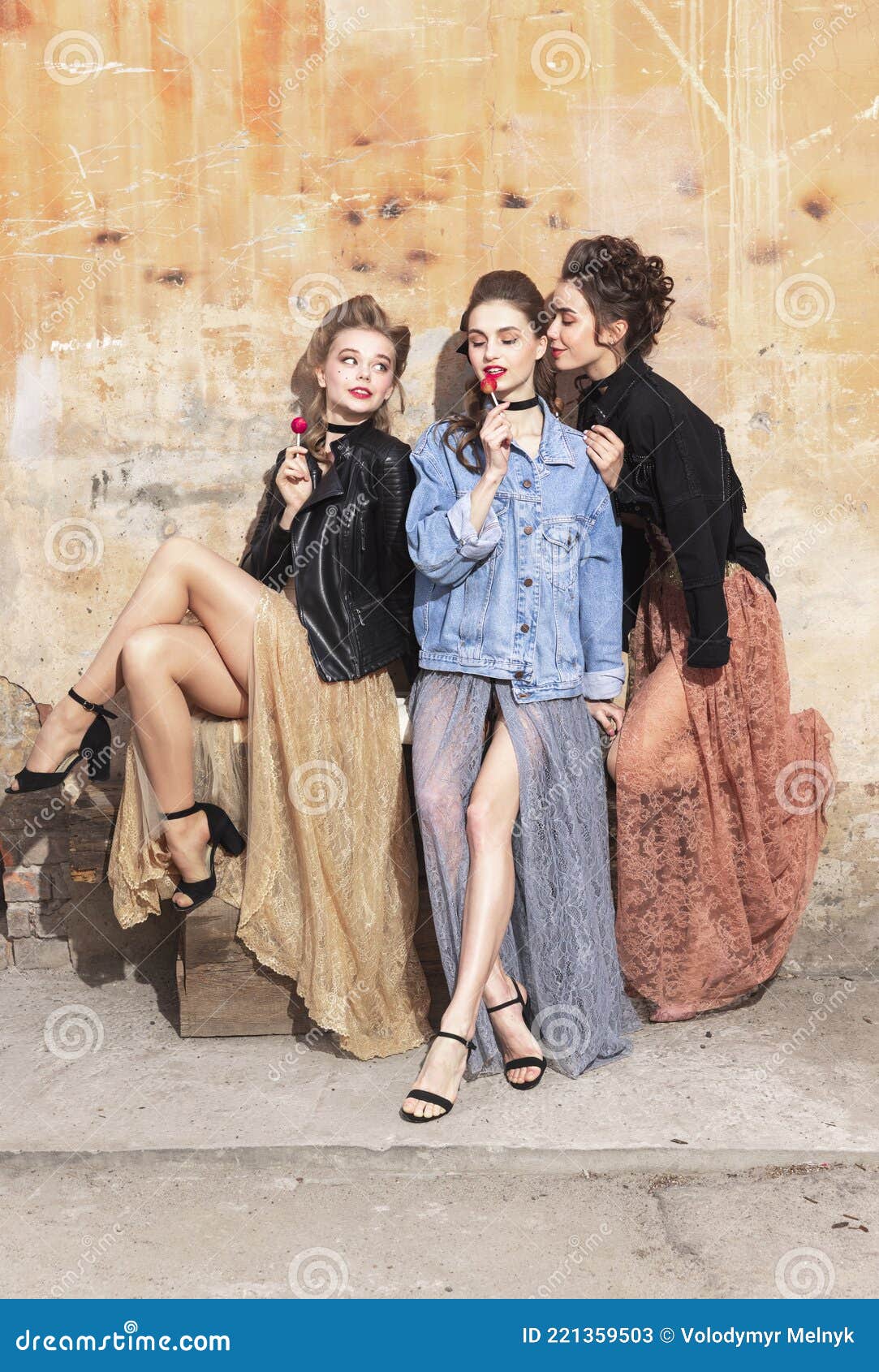 Mujeres Bonitas Con Vestidos Vintage De Los Años 20. Jovencitas En Acción Artística Sentadas Juntas Y Posando Sobre Fondo De Pared Imagen de archivo - Imagen de décadas, moderno: 221359503 Mujeres Bonitas Con Vestidos Vintage De Los Años 20. Jovencitas En Acción Artística Sentadas Juntas Y Posando Sobre Fondo De Pared Imagen de archivo - Imagen de décadas, moderno: 221359503