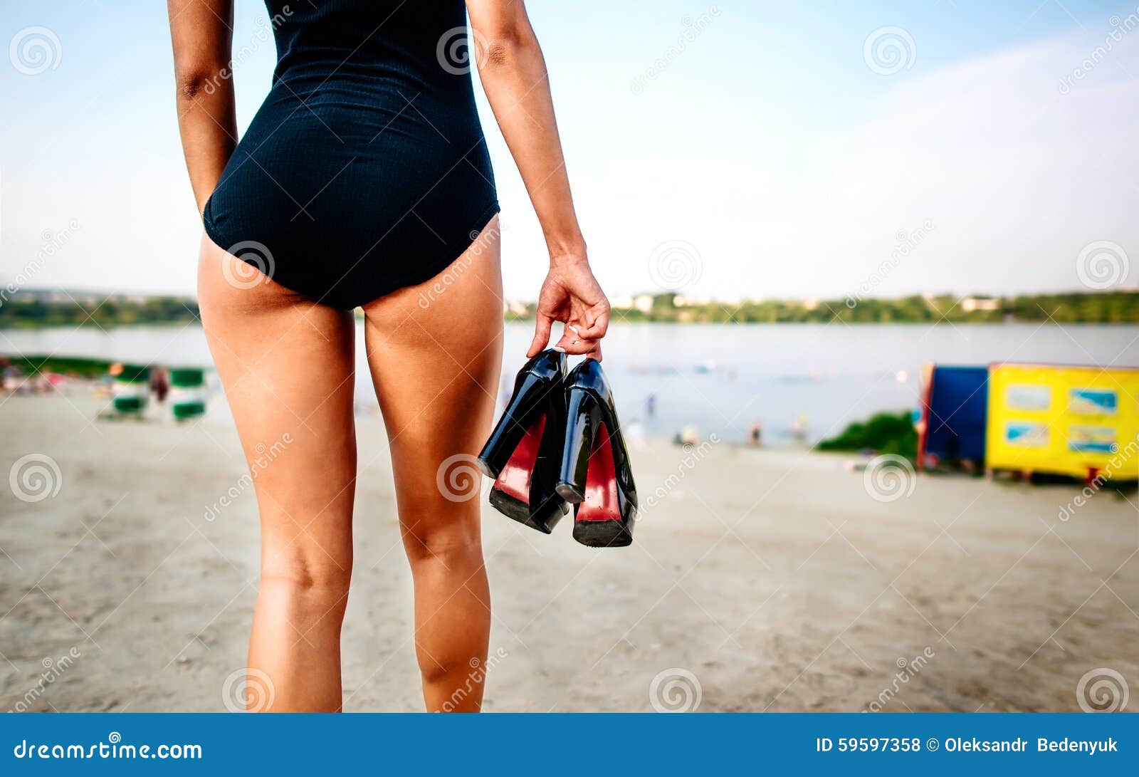Mujeres Bonitas Jovenes En La Playa En Traje De Baño Negro Foto de archivo - Imagen talones: