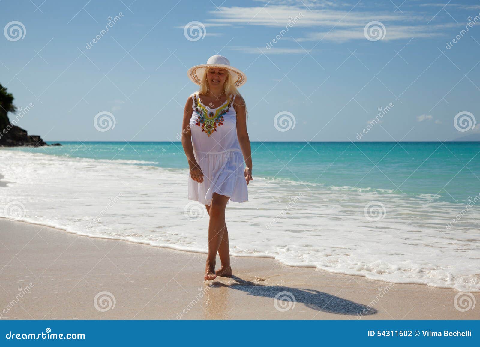 Mujeres Con El Vestido Blanco En La Playa Foto de archivo - Imagen de sereno, conceptos: 54311602 Mujeres Con El Vestido Blanco En La Playa Foto de archivo - Imagen de sereno, conceptos: 54311602