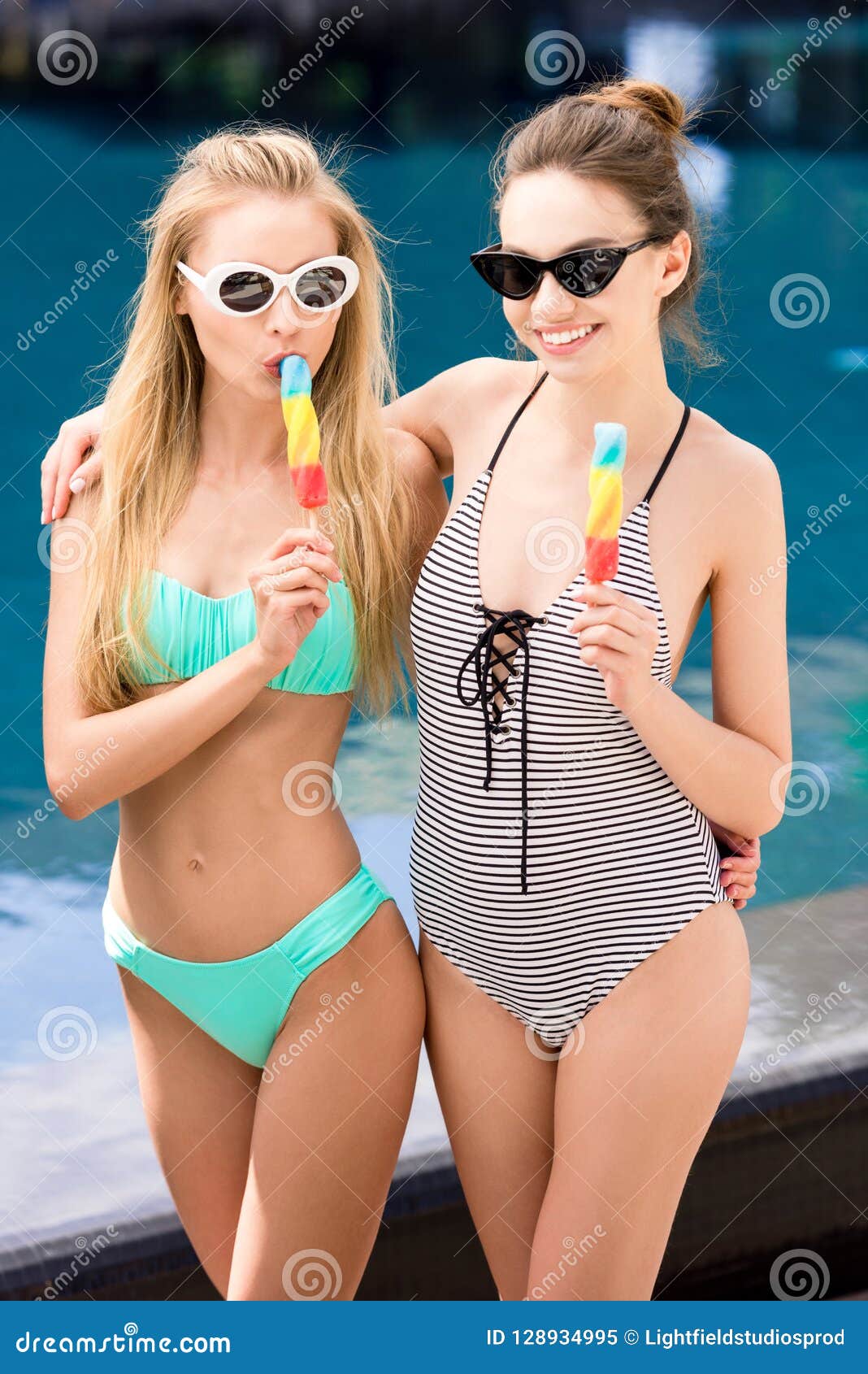 Mujeres De Abarcamiento Jovenes Hermosas Traje De Baño Y Bikini Que Comen Polos de archivo - Imagen de recurso, hermoso: 128934995