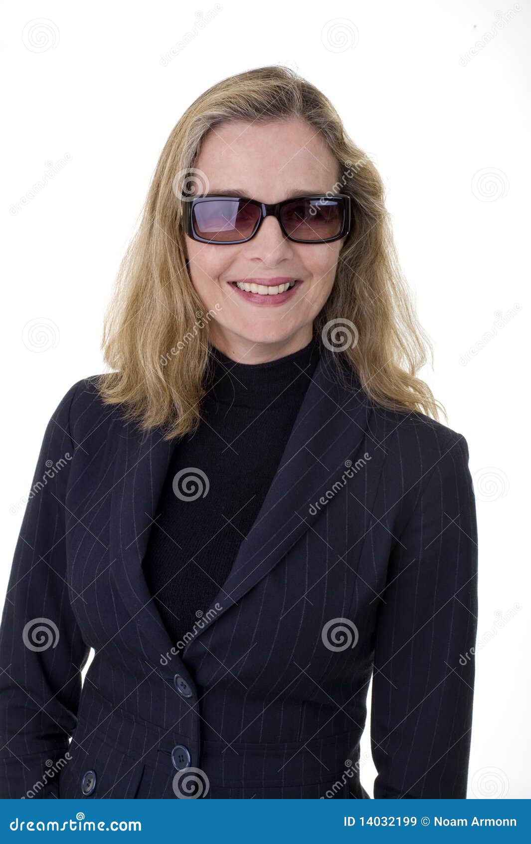 Mujeres de negocios europeas sonrientes en los sus años 40 que desgastan las gafas de sol aisladas en blanco