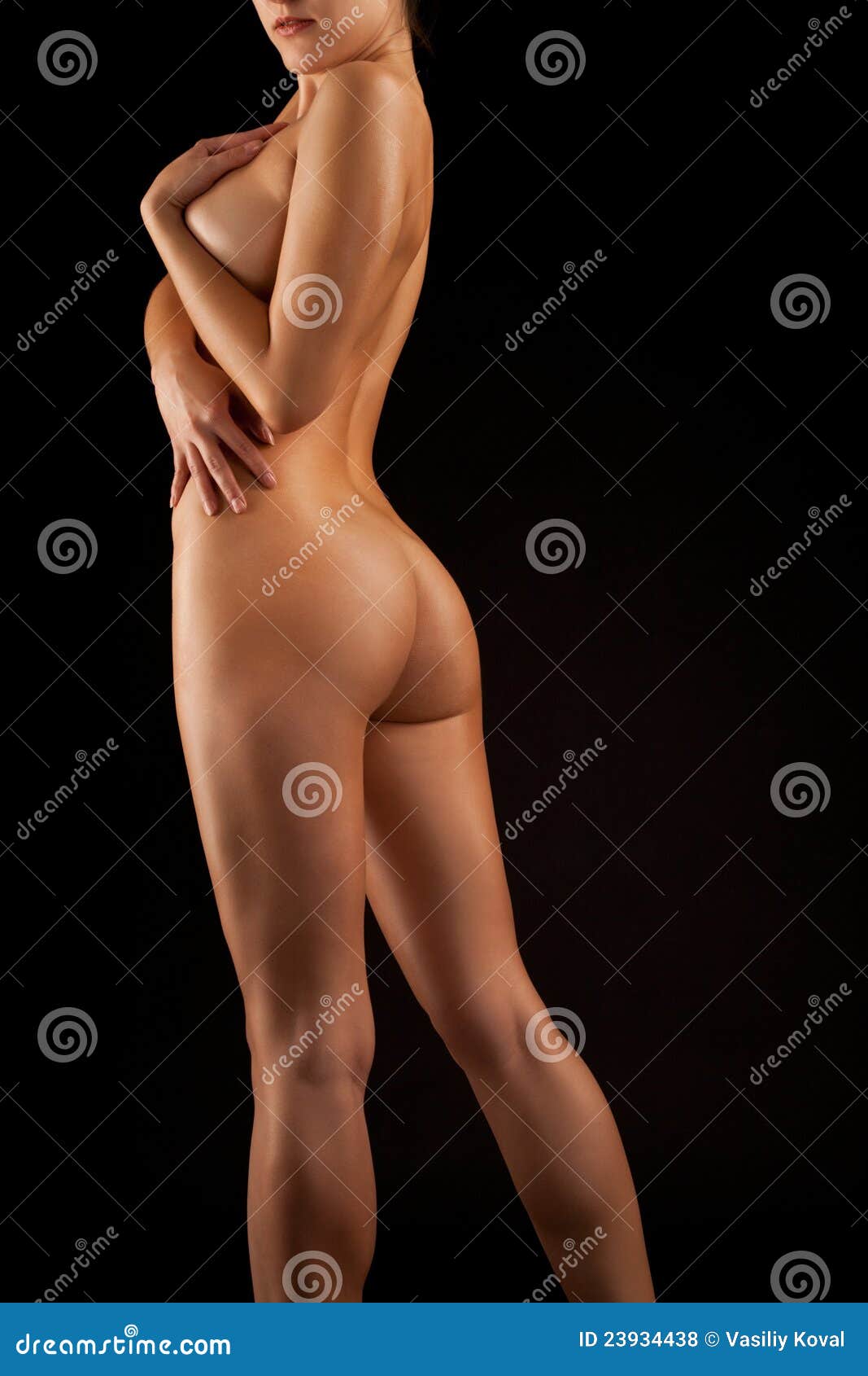 Mujer descubierta joven en fondo negro.