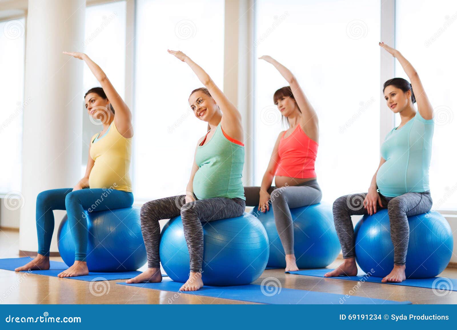 Mujeres Embarazadas Felices Que Ejercitan En Fitball En Gimnasio Foto de  archivo - Imagen de sano, gente: 69191234