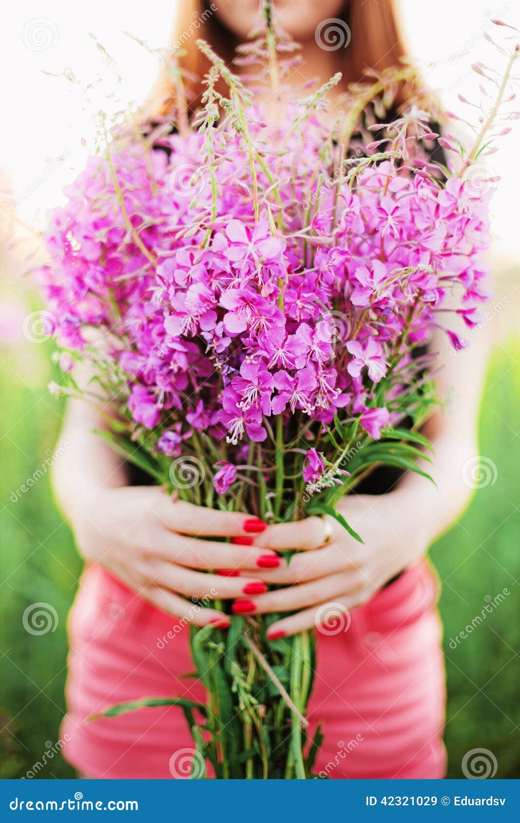 Mujeres en flores imagen de archivo. Imagen de manos - 42321029