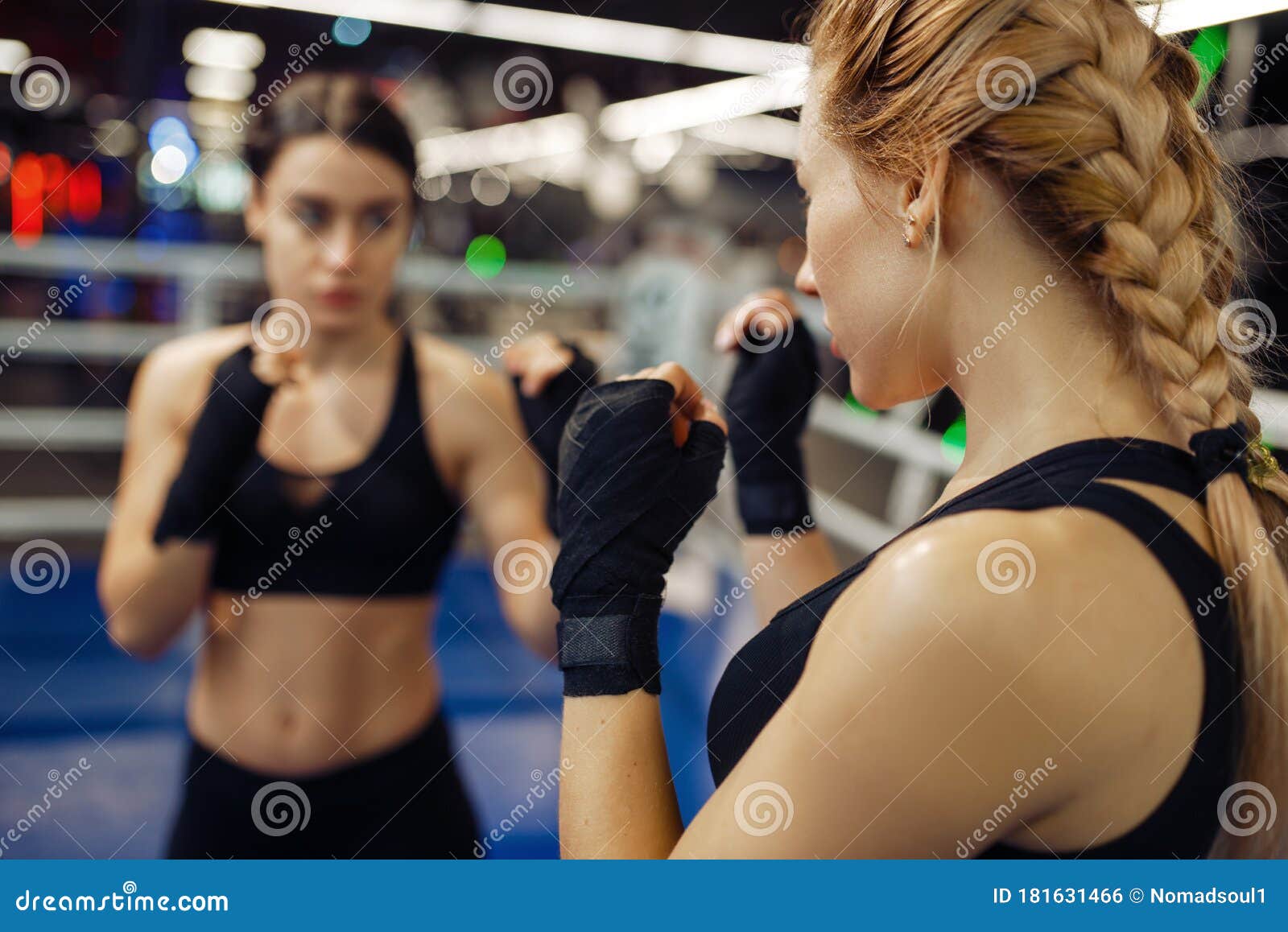 Mujeres En Vendas De Boxeo En El Entrenamiento De La Caja De Anillos Foto  de archivo - Imagen de hembra, golpe: 181631466