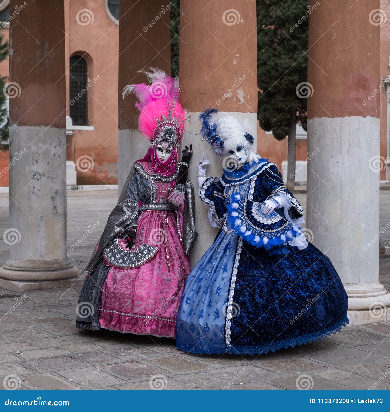 Mujeres Mayores Vestidas Con Disfraces De Vendedoras De Palomitas En El  Desfile De Carnaval Foto de archivo editorial - Imagen de muchedumbre,  mascarada: 174212143