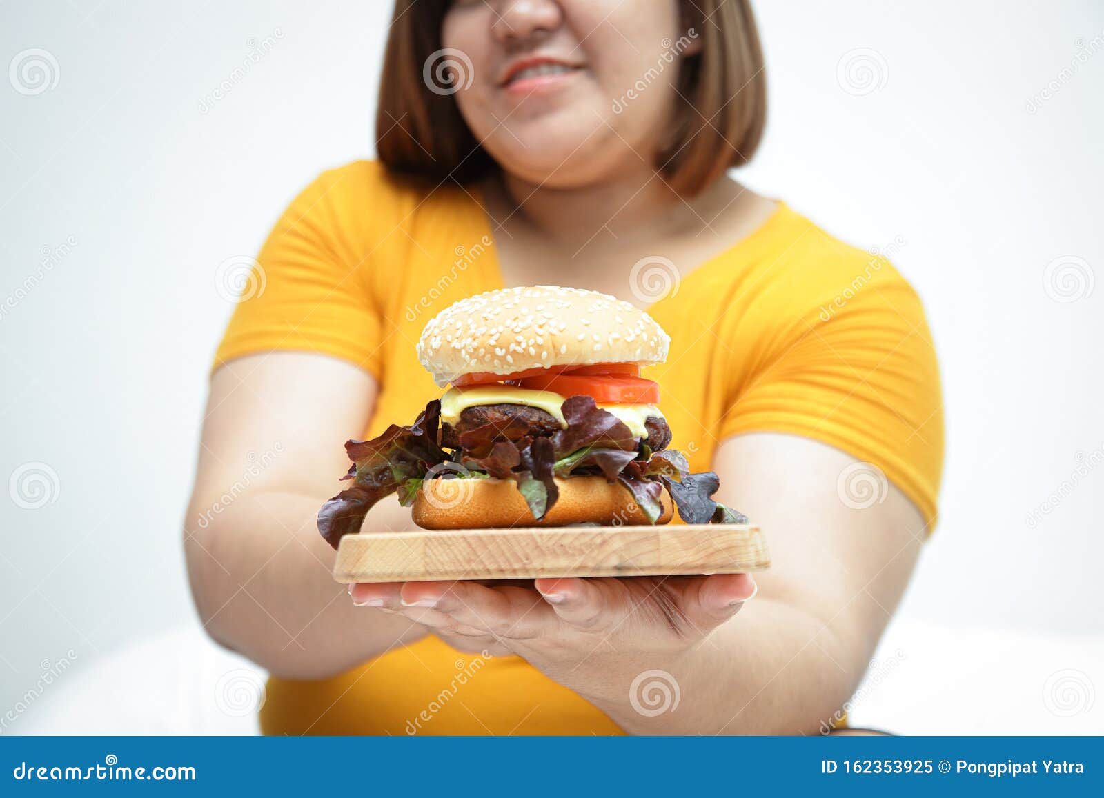 Mujeres Gordas Con Camisas Amarillas Llevando Hamburguesas Imagen de archivo - Imagen de sano, carne: 162353925 Mujeres Gordas Con Camisas Amarillas Llevando Hamburguesas Imagen de archivo - Imagen de sano, carne: 162353925
