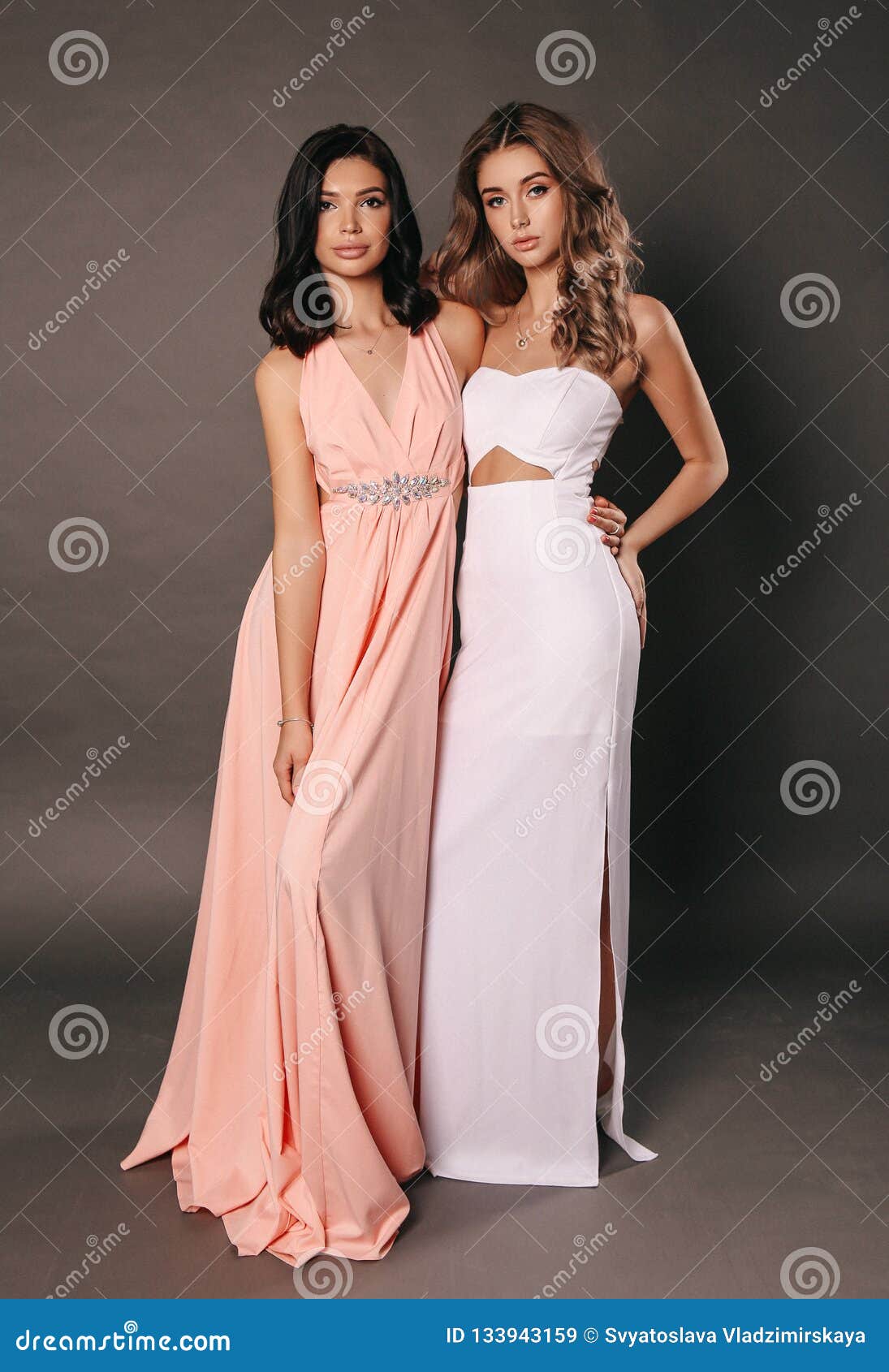 Mujeres Hermosas En Vestidos Elegantes Imagen de archivo - Imagen de pelo,  cosmético: 133943159