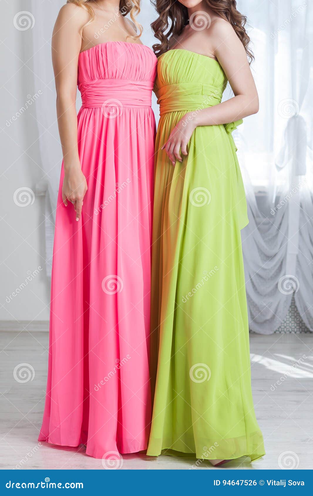 Mujeres Hermosas En Vestidos Verdes Claros Y Rosados Del Verano Foto de archivo - Imagen de delgado, elegante: 94647526 Mujeres Hermosas En Vestidos Verdes Claros Y Rosados Del Verano Foto de archivo - Imagen de delgado, elegante: 94647526