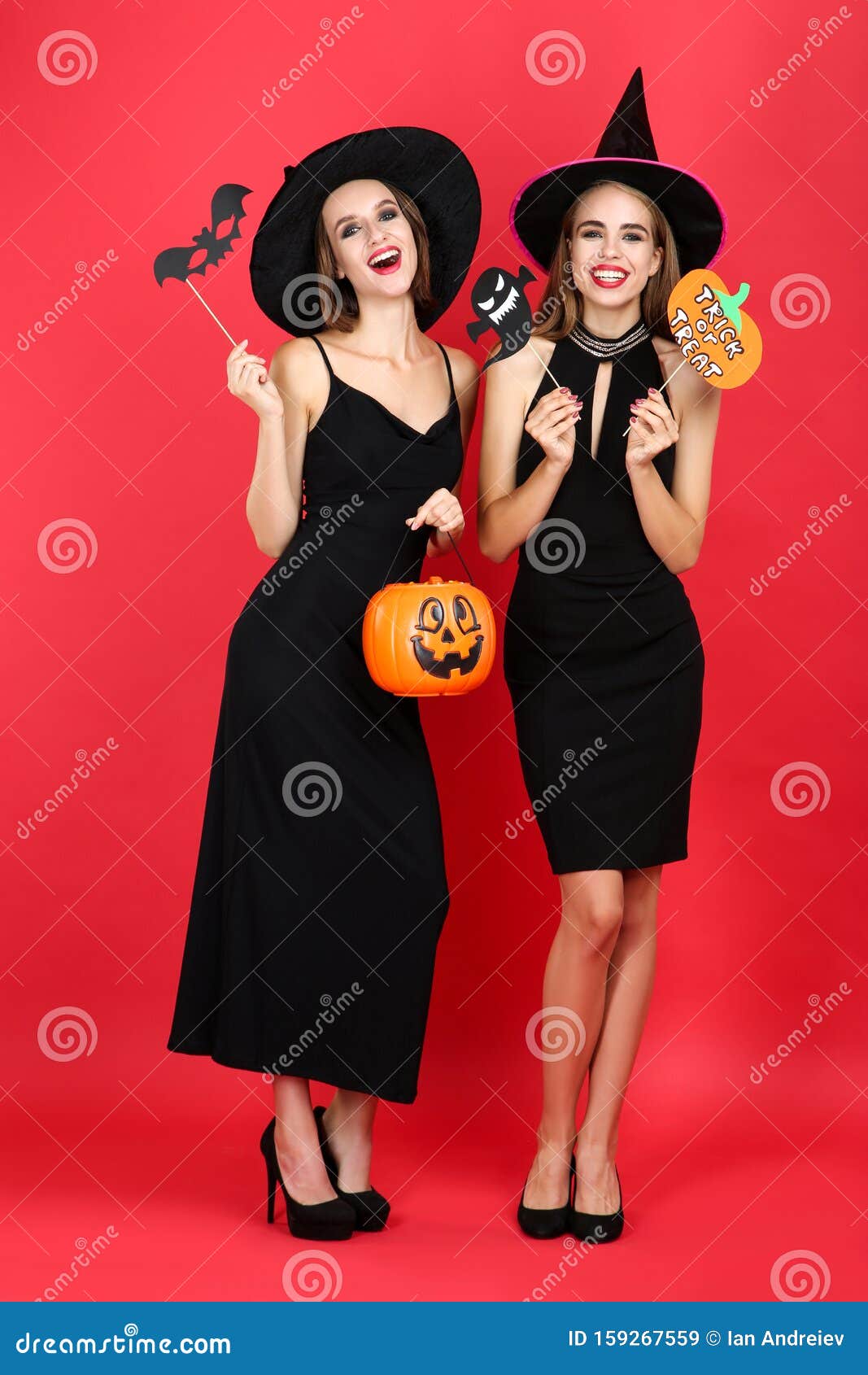 Mujeres JÃ³venes Disfrazadas De Halloween Imagen de archivo - Imagen de  tenencia, feliz: 159267559