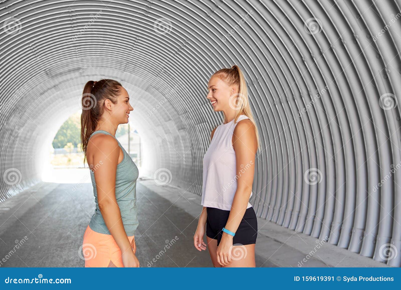 Estilo De Vida - Mujeres JÃ³venes Porno O Amigas En El TÃºnel Imagen de archivo - Imagen de  lifestyle, deportivo: 159619391