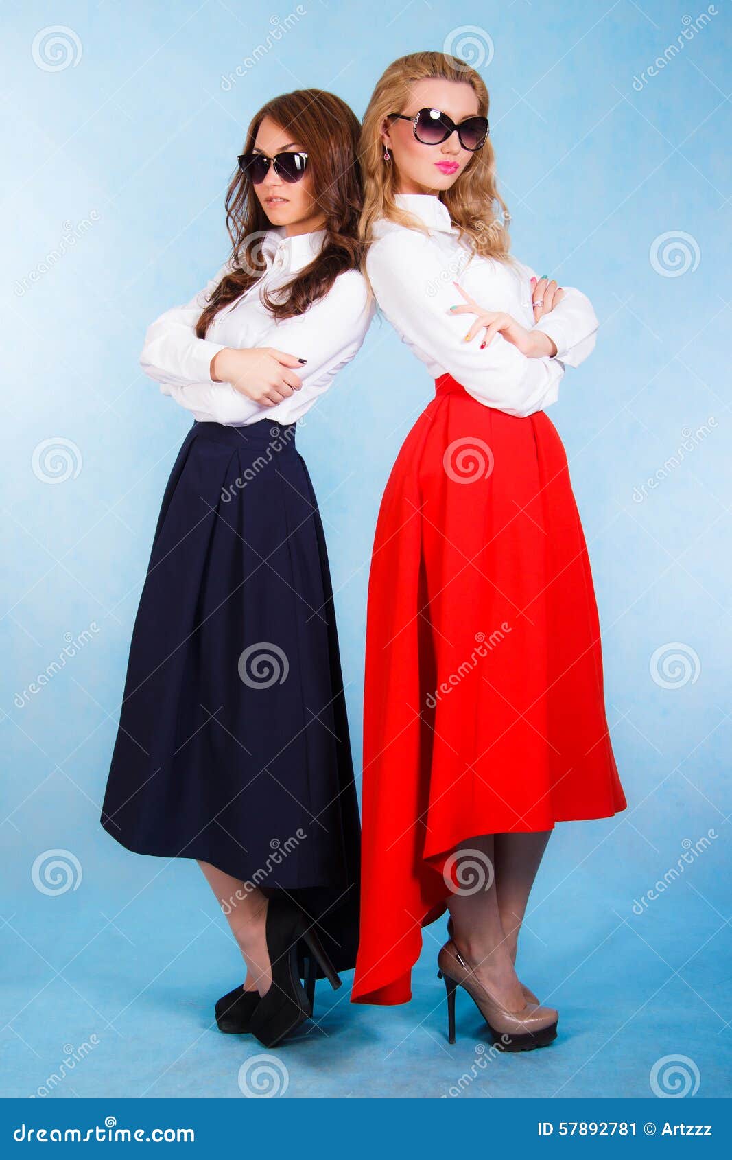 paciente metálico Intento Mujeres Jovenes Hermosas En Faldas Largas Imagen de archivo - Imagen de  encanto, compras: 57892781
