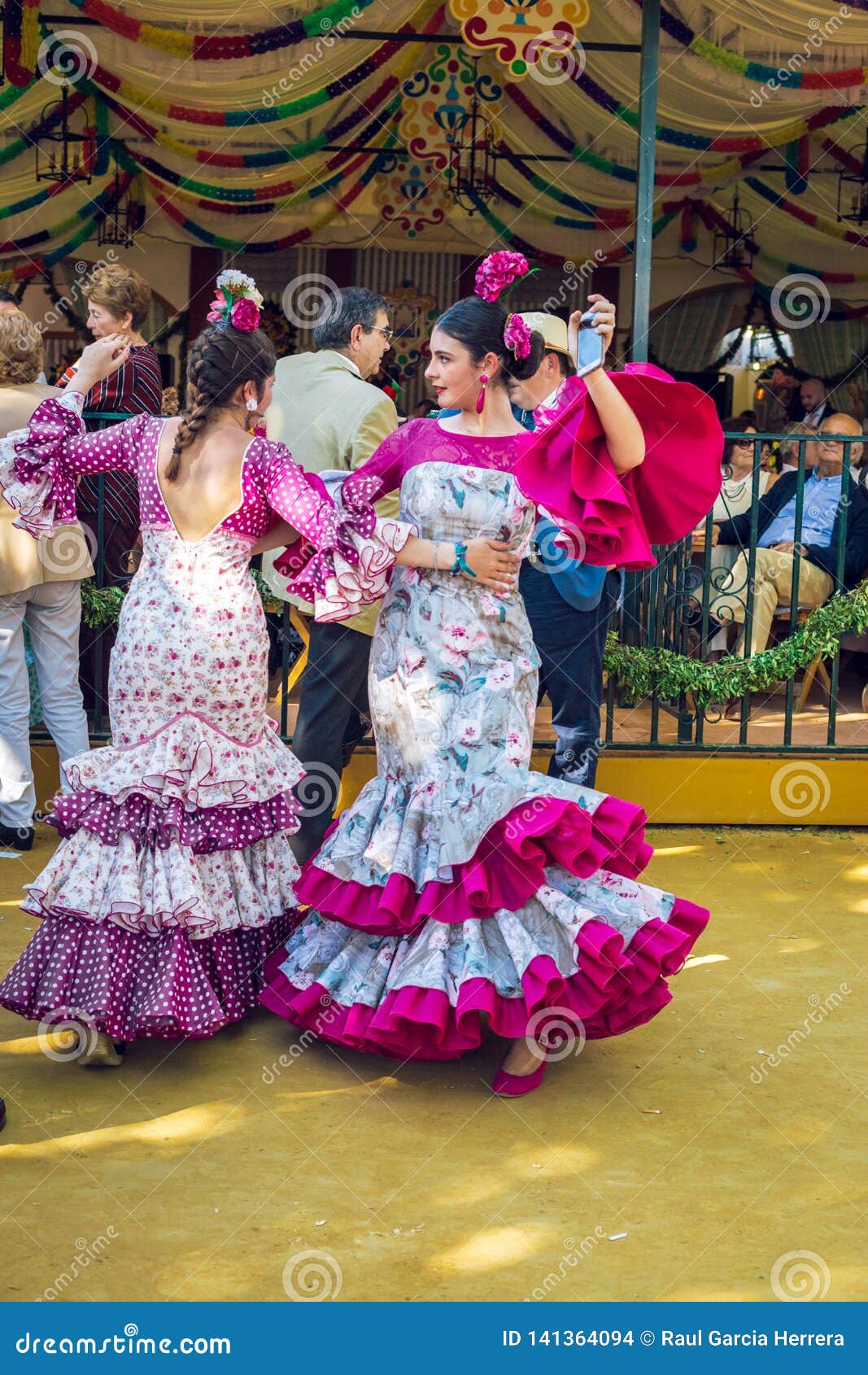 Mujeres Jovenes Que Llevan Los Vestidos Flamenco Y Que 'Sevillanas 'en April Fair, Feria De Sevilla Imagen de editorial Imagen de danza, abril: 141364094