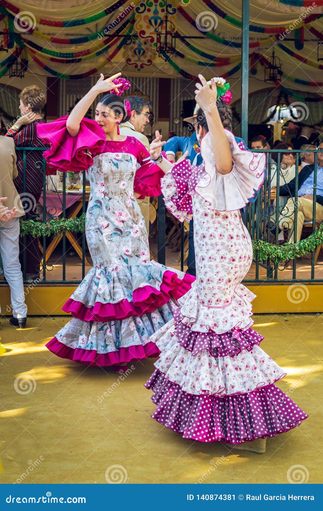 Mujeres Jovenes Que Llevan Los Vestidos Del Flamenco Y Que Bailan ' Sevillanas En April Fair, Feria De Sevilla Justa Foto editorial - Imagen de acontecimiento, fiesta: 140874381