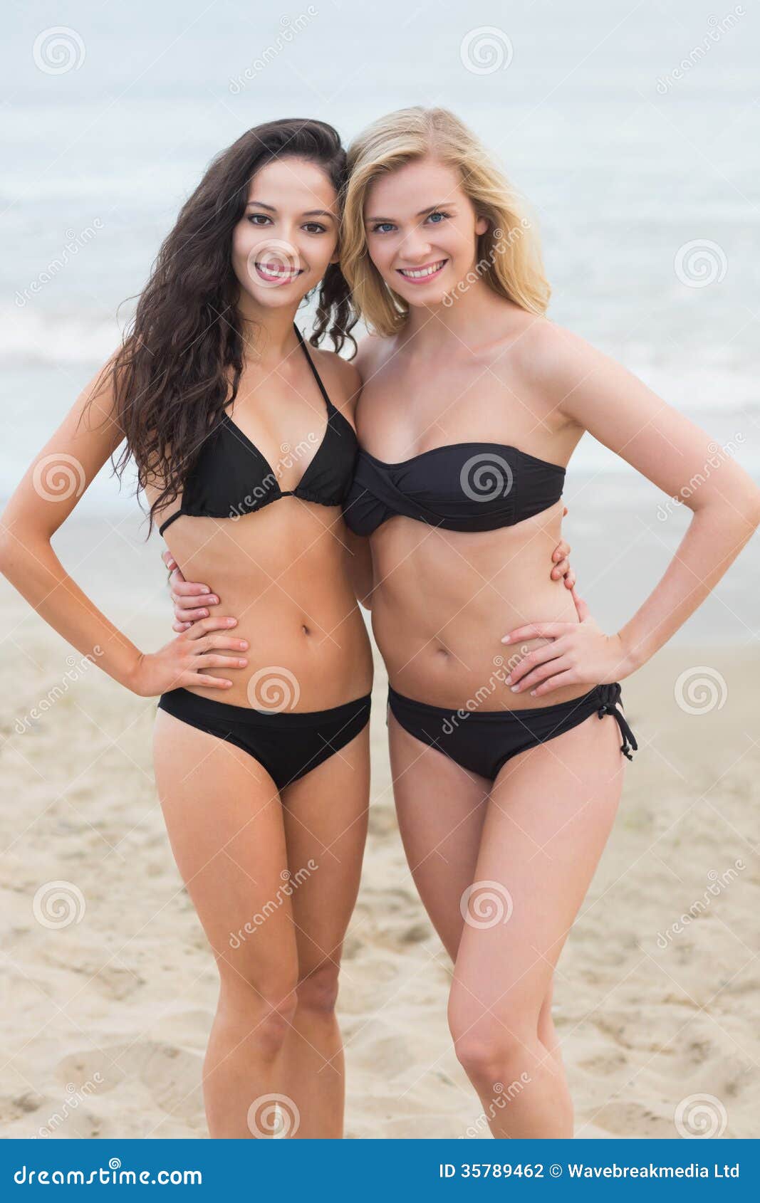 Mujeres Jovenes Sonrientes Del Bikini La Playa Foto de archivo - Imagen de océano, mujeres: 35789462