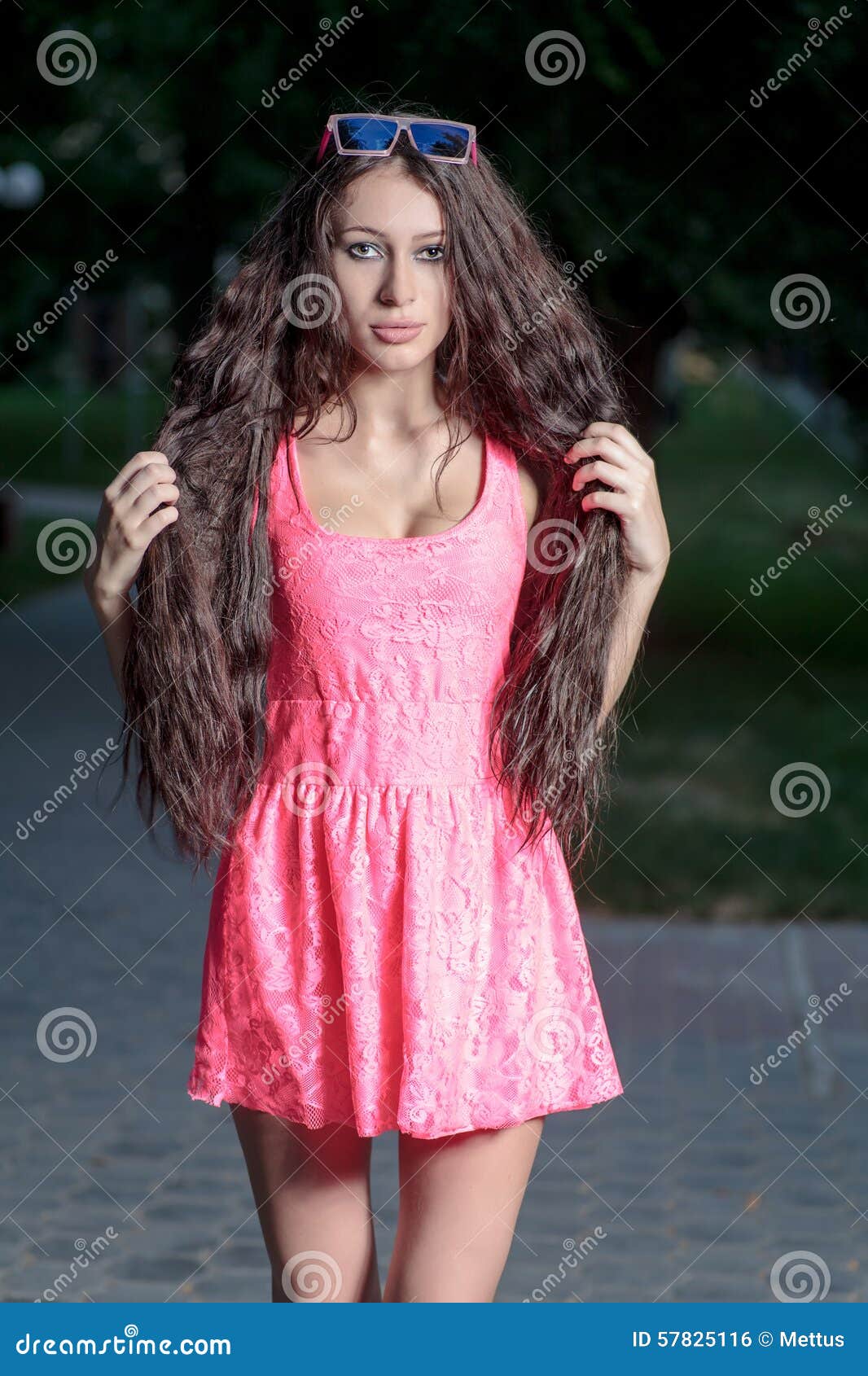 Draw Hunger tooth Mujeres Lindas En Vestido Rosado Foto de archivo - Imagen de flores, hermoso: 57825116 Draw Hunger tooth Mujeres Lindas En Vestido Rosado Foto de archivo - Imagen de flores, hermoso: 57825116
