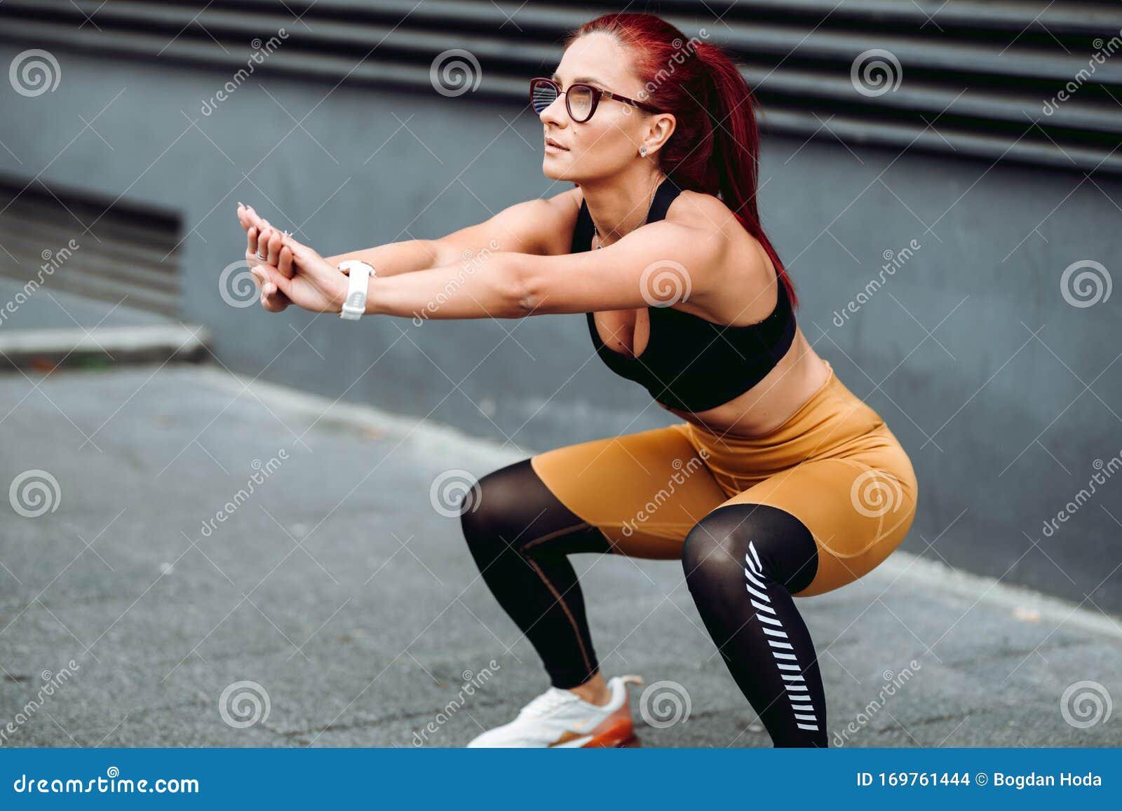 Mujer sana haciendo abdominales en el gimnasio. Mujer en ropa