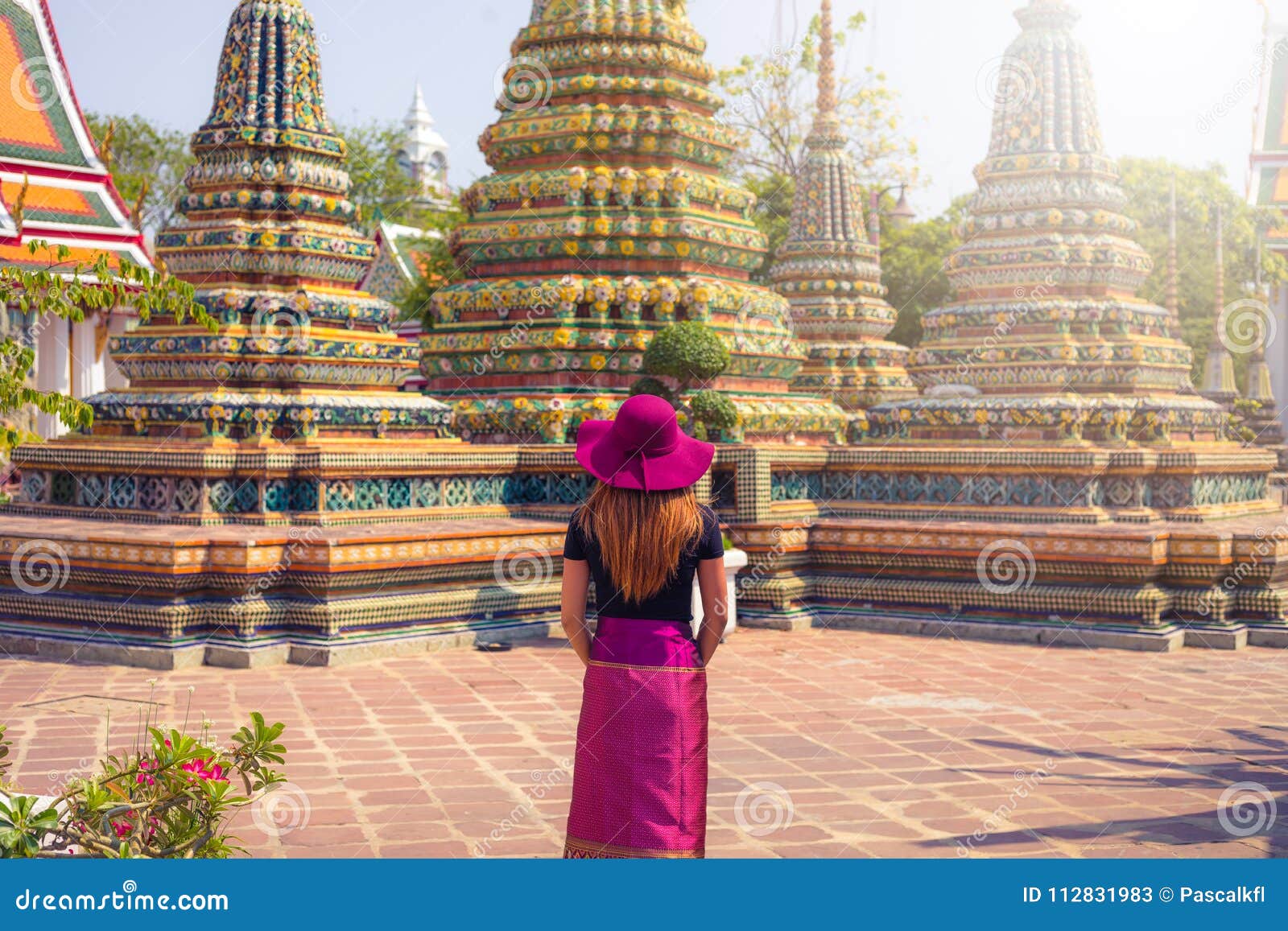 complemento audición estrategia Mujeres Tailandesas Con La Ropa Tradicional Que Se Coloca Delante De Stuppas En El Templo De Wat Pho En Bangkok En Día, Tailandia Imagen de archivo - Imagen de herencia, sombrero: 112831983 complemento audición estrategia Mujeres Tailandesas Con La Ropa Tradicional Que Se Coloca Delante De Stuppas En El Templo De Wat Pho En Bangkok En Día, Tailandia Imagen de archivo - Imagen de herencia, sombrero: 112831983