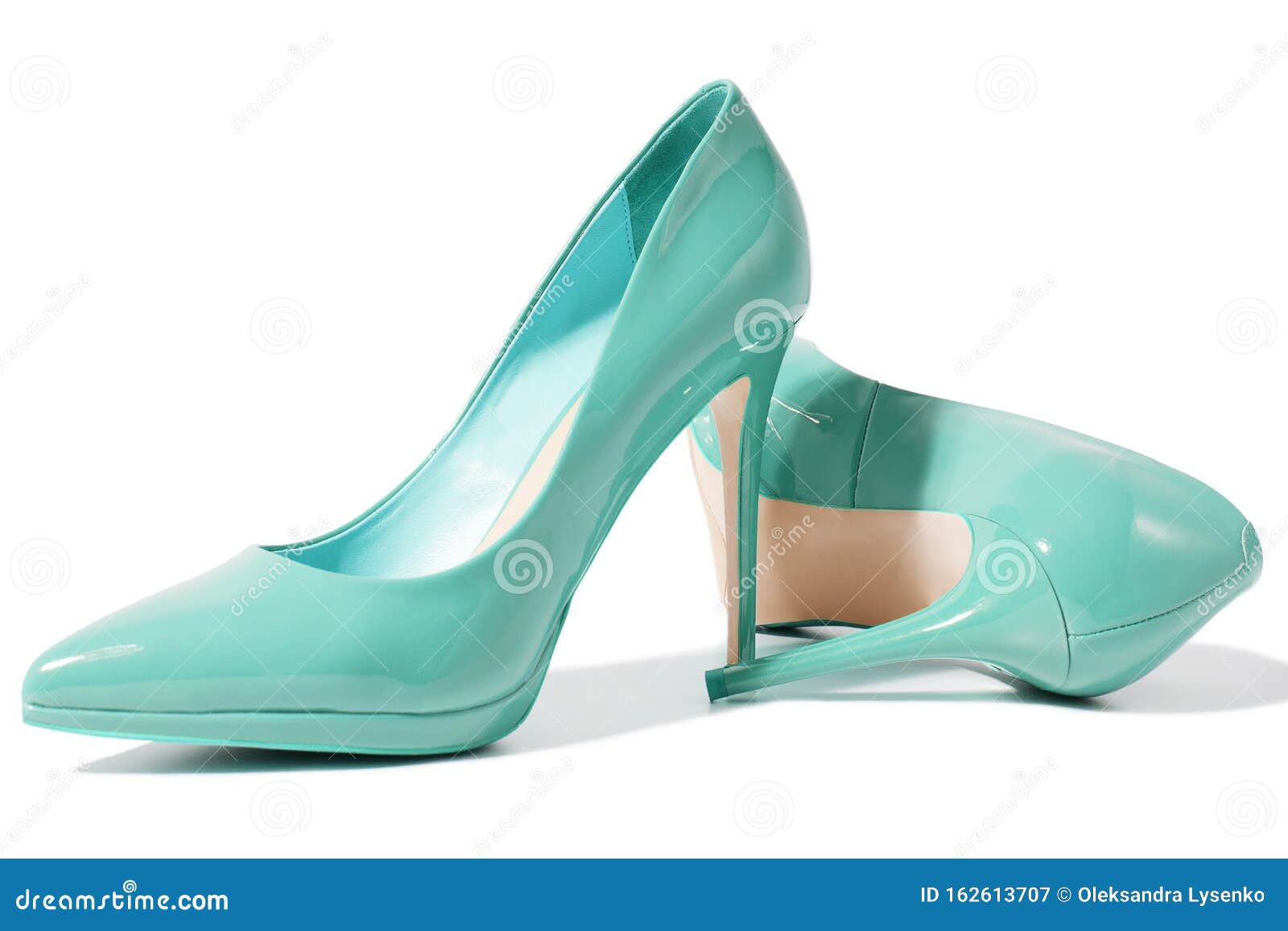 Mujeres Verdes Cerradas Patentan Zapatos De Cuero Aislados Fondo Blanco Tipo De Zapato Stilettos De Moda Y Compras De Imagen de archivo - Imagen de accesorios, bandera: 162613707