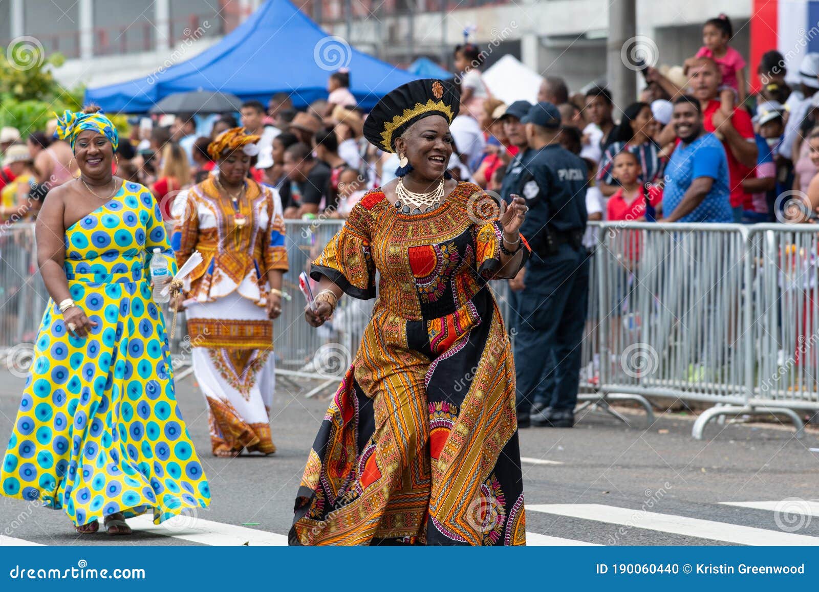 Vestidas Al Estilo Africano Con Vestidos Tradicionales En El Desfile De La Ciudad De Panama Imagen editorial - Imagen alineada, celebraciones: 190060440