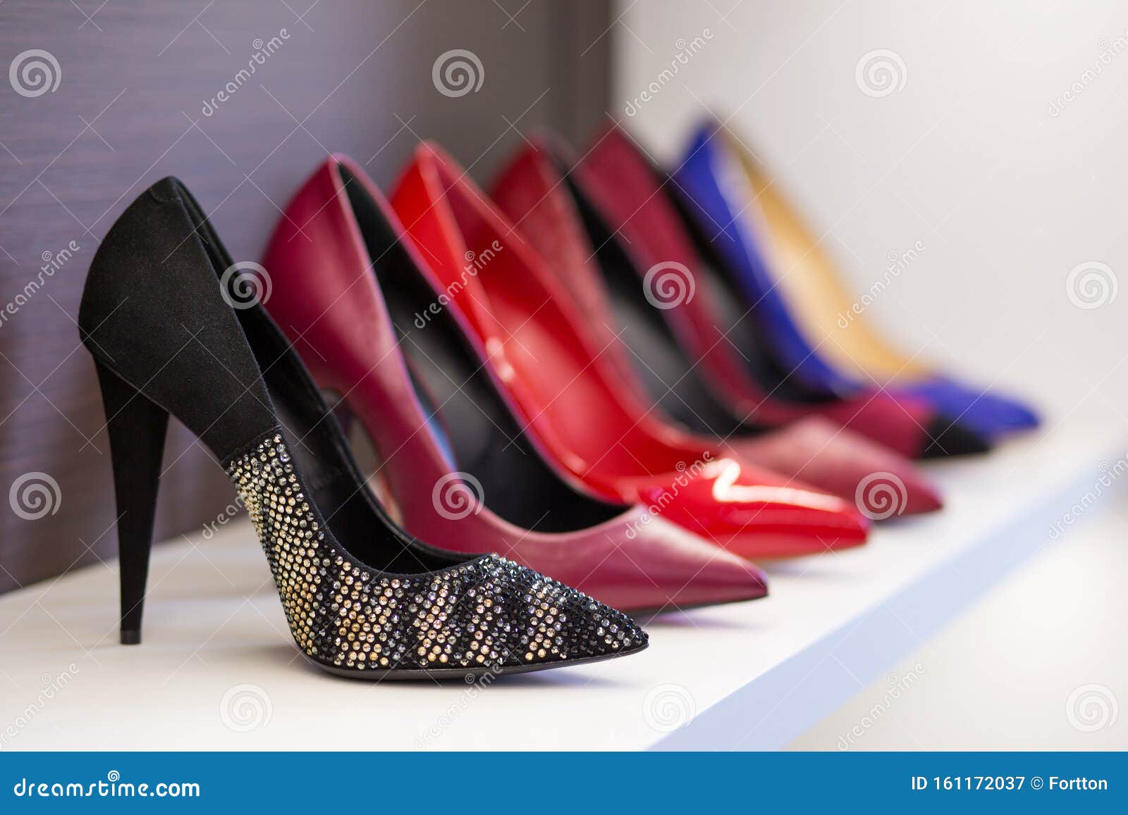 Mujeres Y Zapatos #x27 En La Tienda Zapatos De Diferentes Colores Presentados La Plataforma Comercial Imagen de archivo - Imagen de conjunto, departamento: 161172037