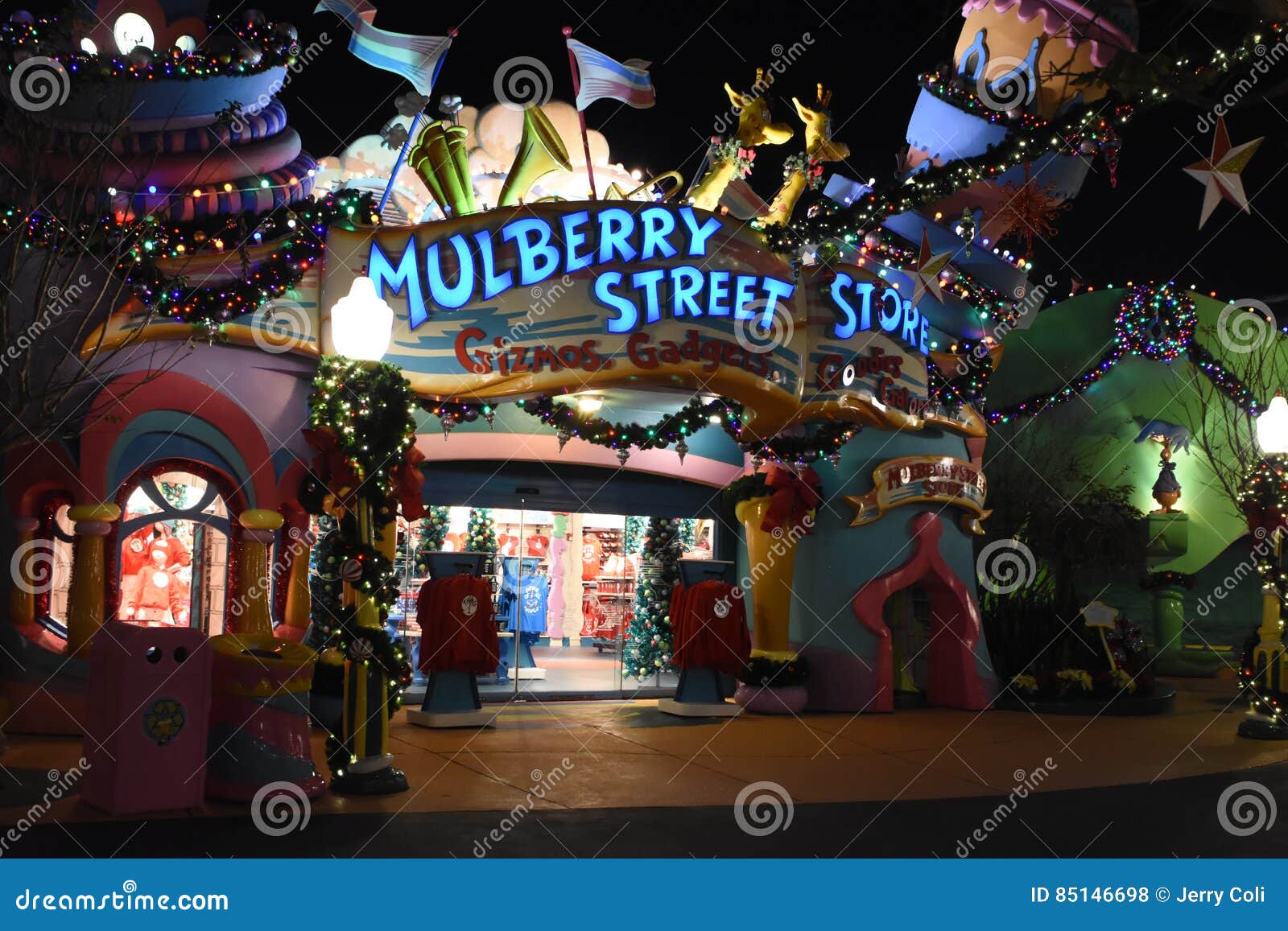 Mulberry Street Store editorial stock photo. Image of tourists 85146698