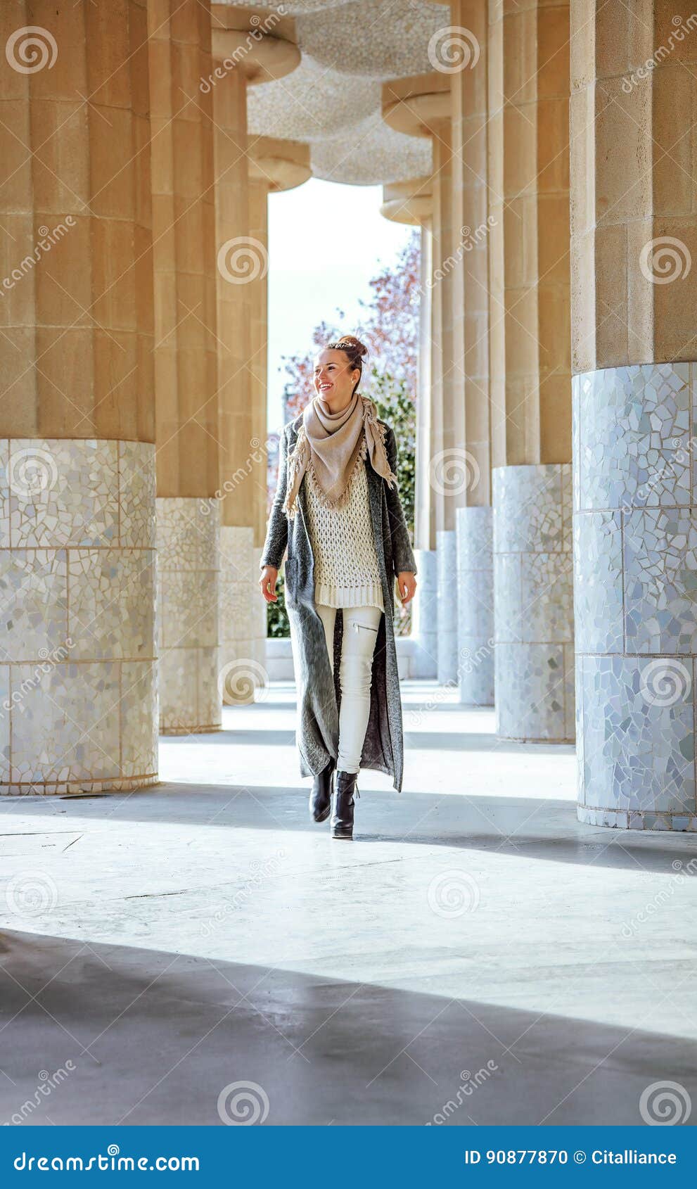 Mulher A Moda Feliz Em Barcelona Espanha No Passeio Do Inverno Foto De Stock Imagem De Moda Espanha 90877870