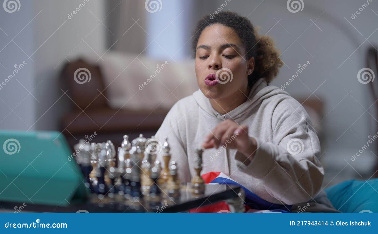 Mulher Africana Africana Concentrada Jogando Xadrez Com Tablet Na Mesa.  Retrato Do Jovem Jogador Inteligente Filme - Vídeo de tabuleta, alegria:  217943414