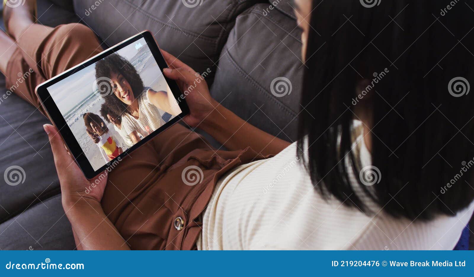 Mulher Africana Africana Concentrada Jogando Xadrez Com Tablet Na Mesa.  Retrato Do Jovem Jogador Inteligente Filme - Vídeo de tabuleta, alegria:  217943414