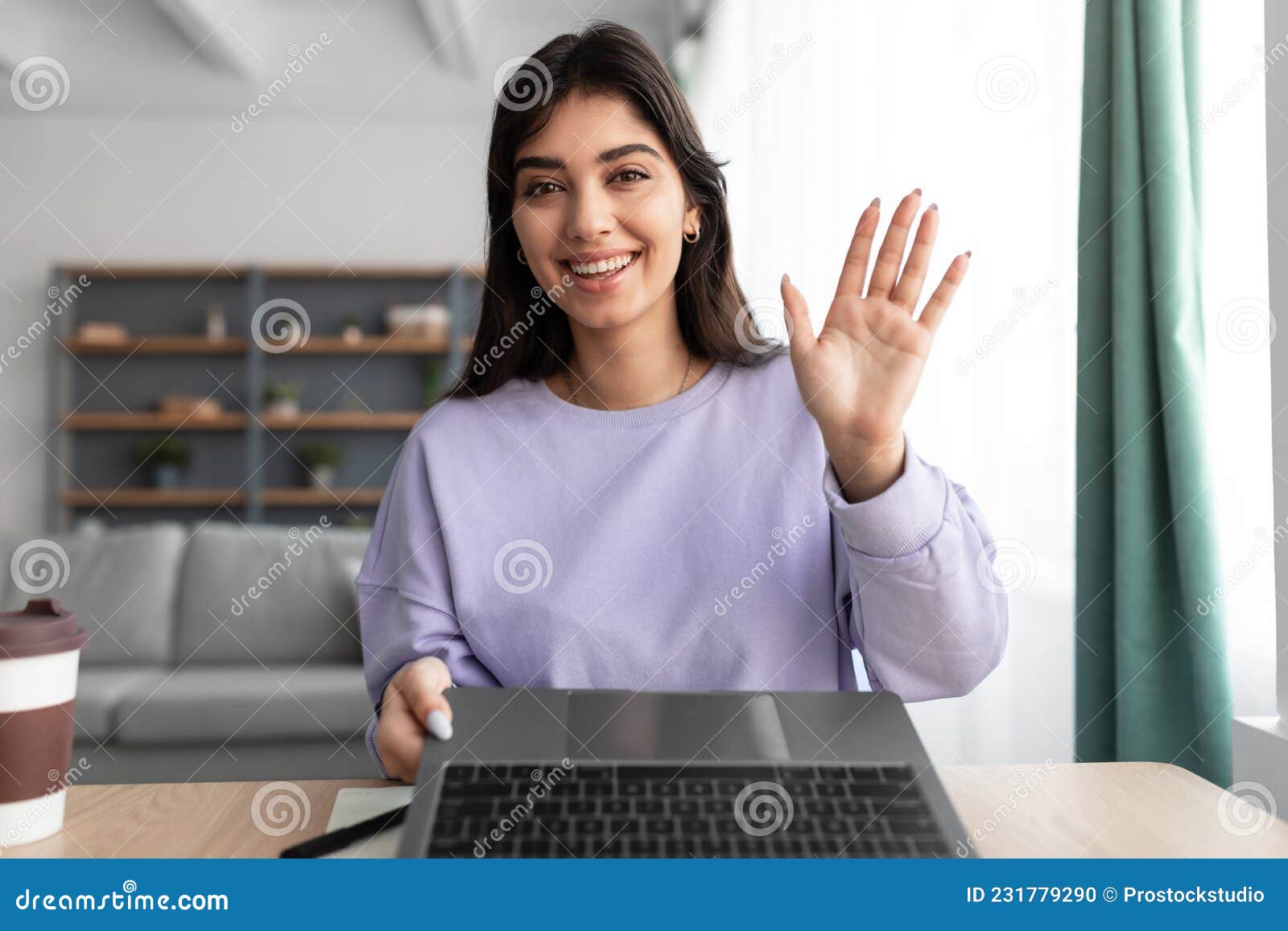 Linda Dama Alegre Usando Laptop Para Conversar Com Uma Foto De