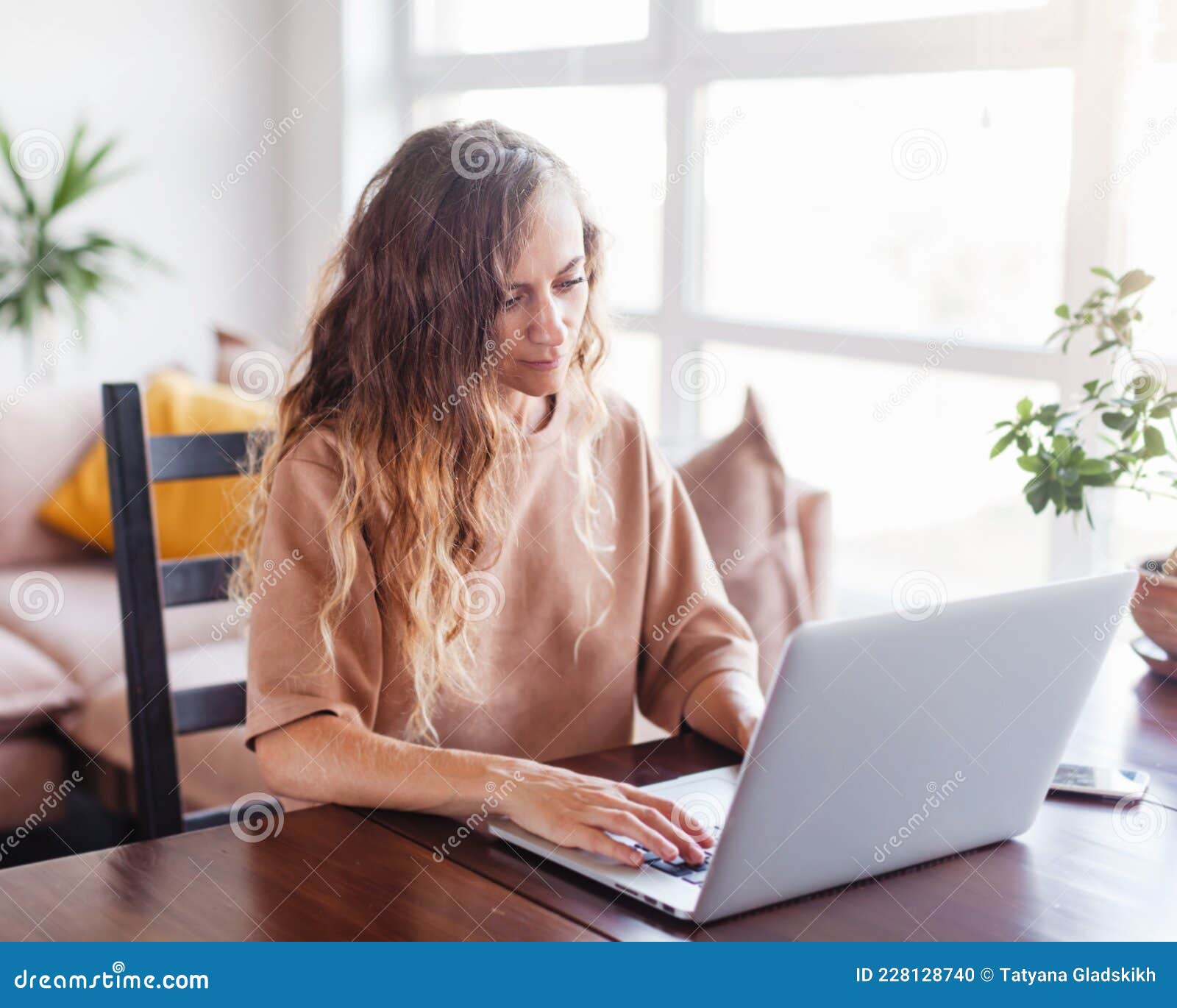 Linda Dama Alegre Usando Laptop Para Conversar Com Uma Foto De