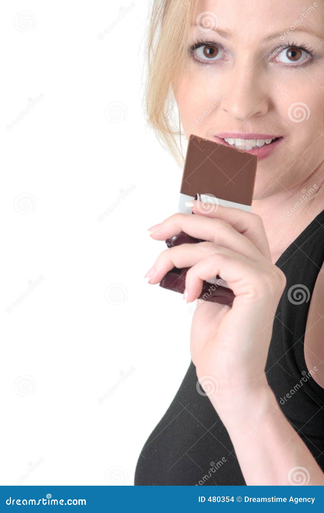 Mulher aproximadamente para comer uma barra de chocolate sobre o branco