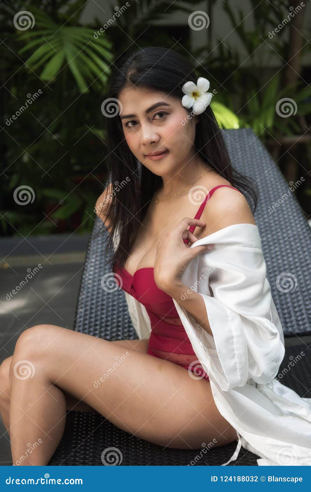 A Mulher Asiática Decola O Banho Do Casaco Foto de Stock imagem