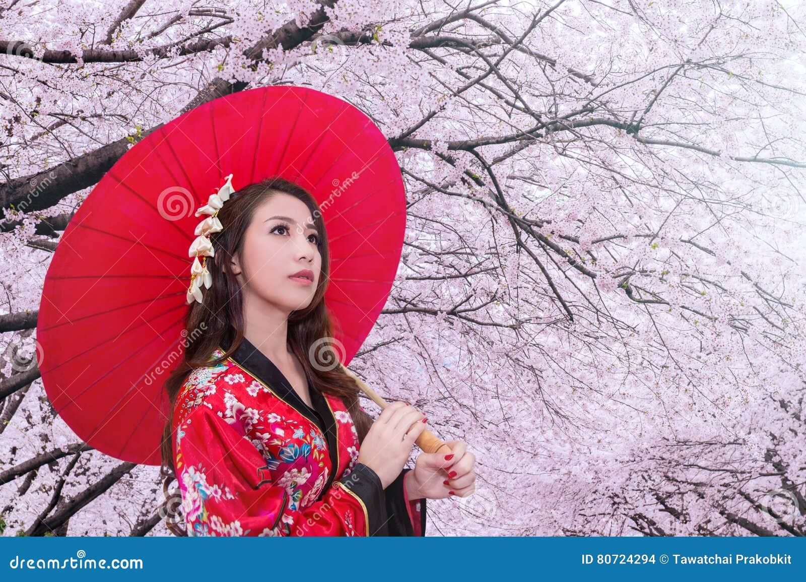 Go to the circuit Productive elevation Mulher Asiática Que Veste O Quimono Japonês Tradicional Com Guarda-chuva  Vermelho Foto de Stock - Imagem de sorriso, planta: 80724294