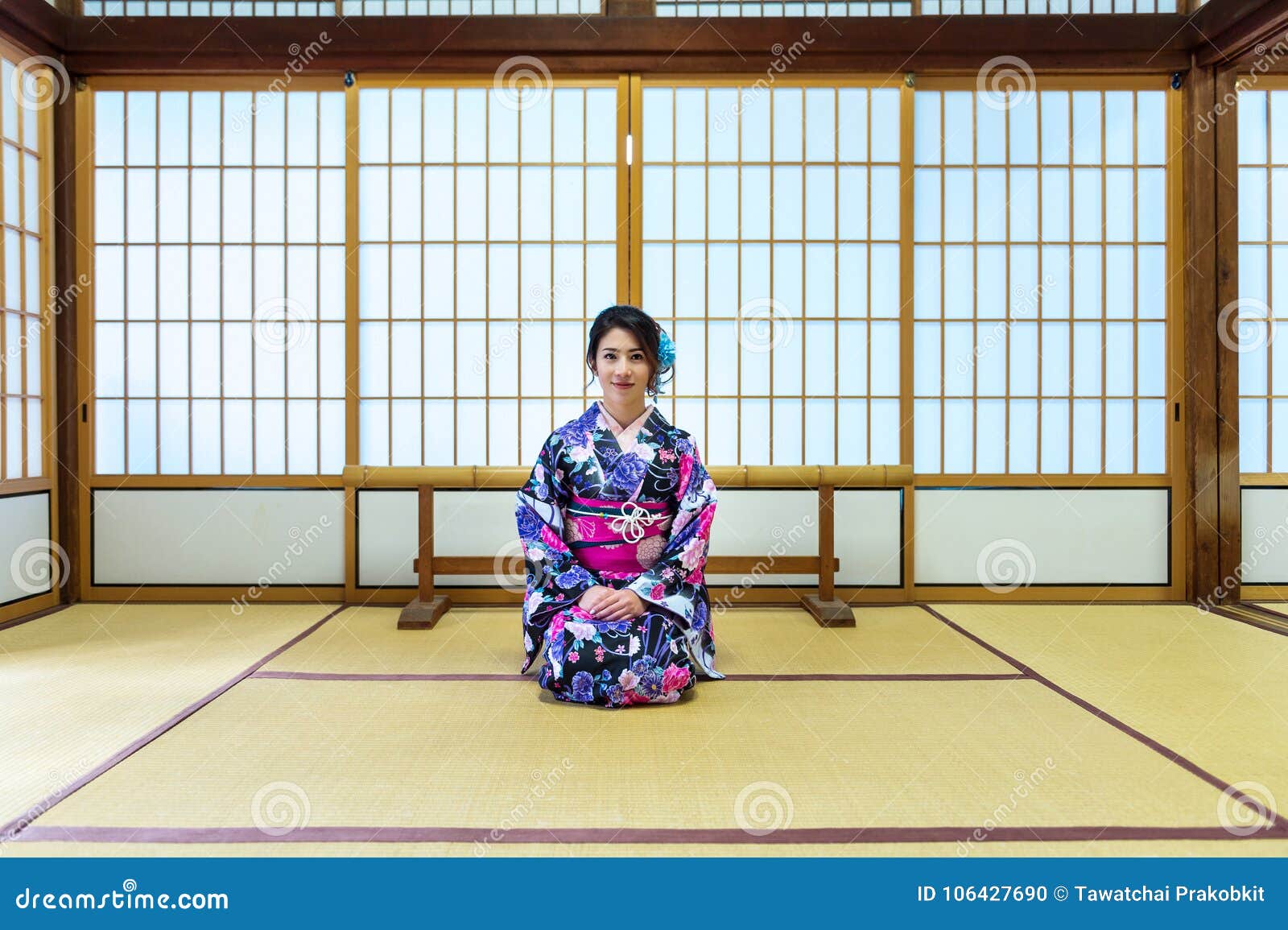 A Mulher Japonesa Está Escolhendo Roupas Para Comprar Imagem de Stock  Editorial - Imagem de desenhador, osaka: 175392219