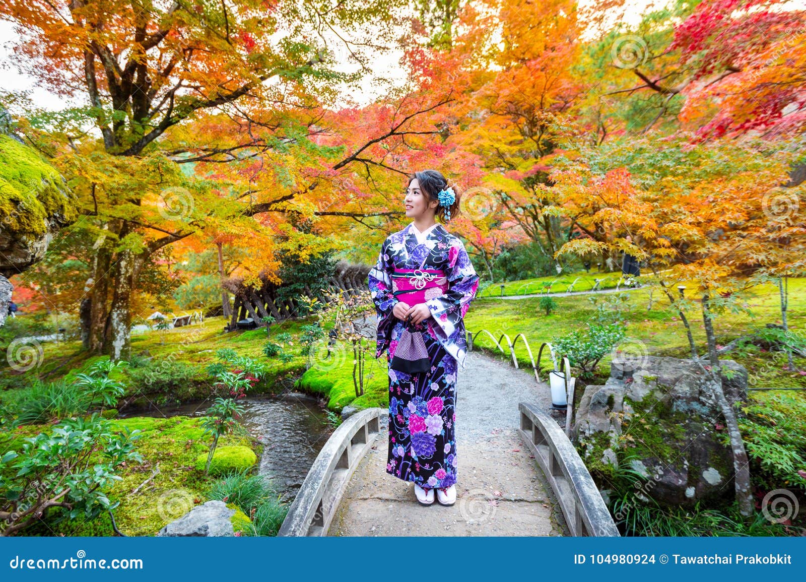 A Mulher Japonesa Está Escolhendo Roupas Para Comprar Imagem de Stock  Editorial - Imagem de desenhador, osaka: 175392219