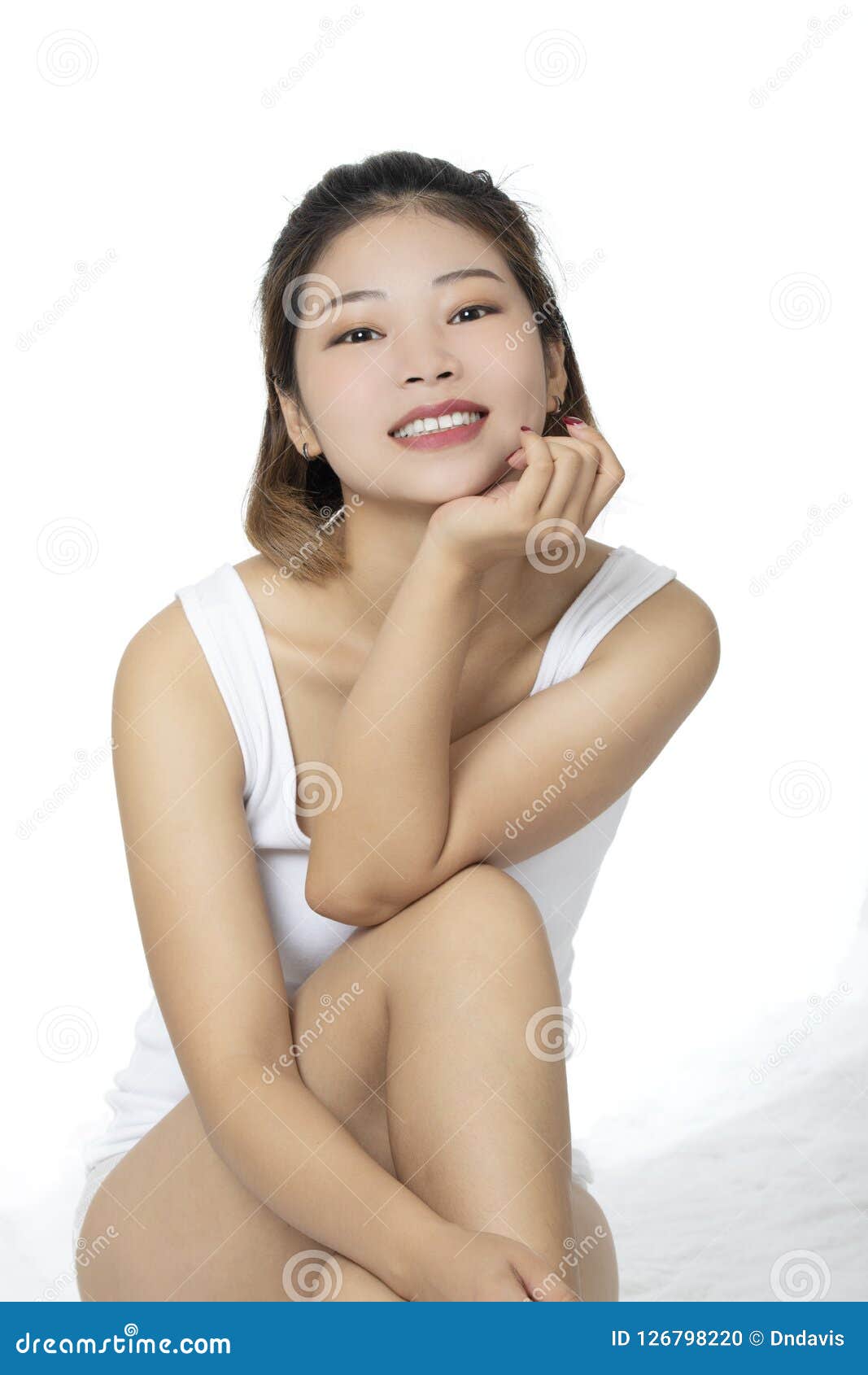 Mulher Asiática Que Veste Uma Camisa Branca No Backround Branco Foto de Stock foto
