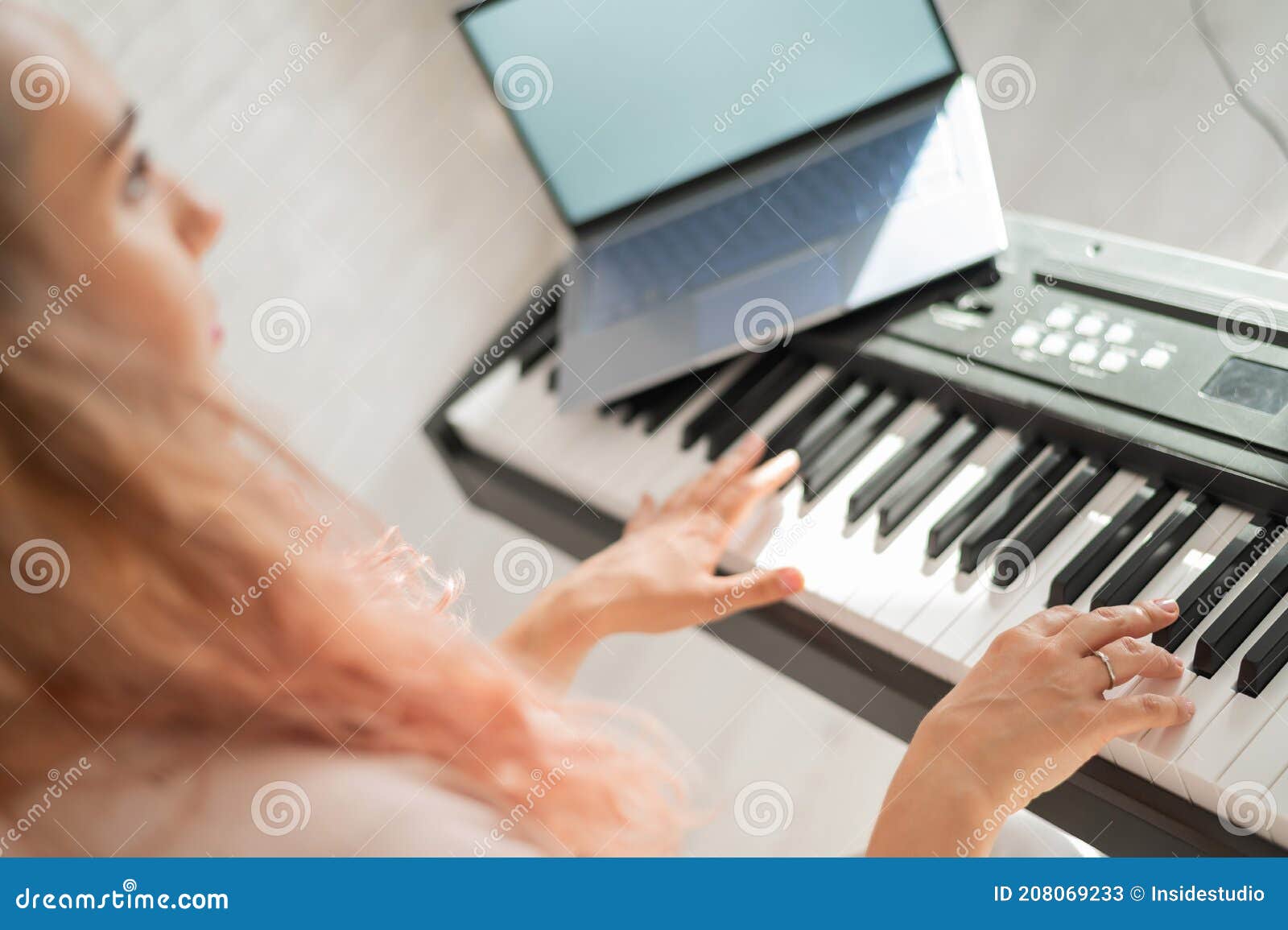 Mulher ensinando a tocar piano online